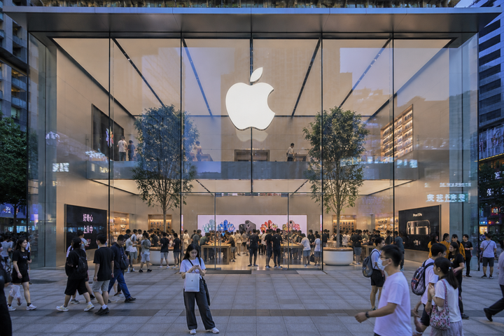 Apple Briefly Reaches a $5T Valuation