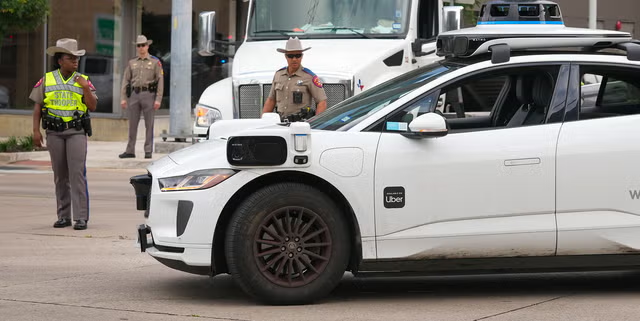 U.S. regulators tell autonomous vehicles to stop obstructing first responders