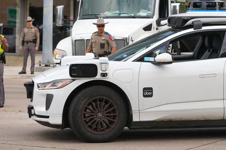 U.S. regulators tell autonomous vehicles to stop obstructing first responders