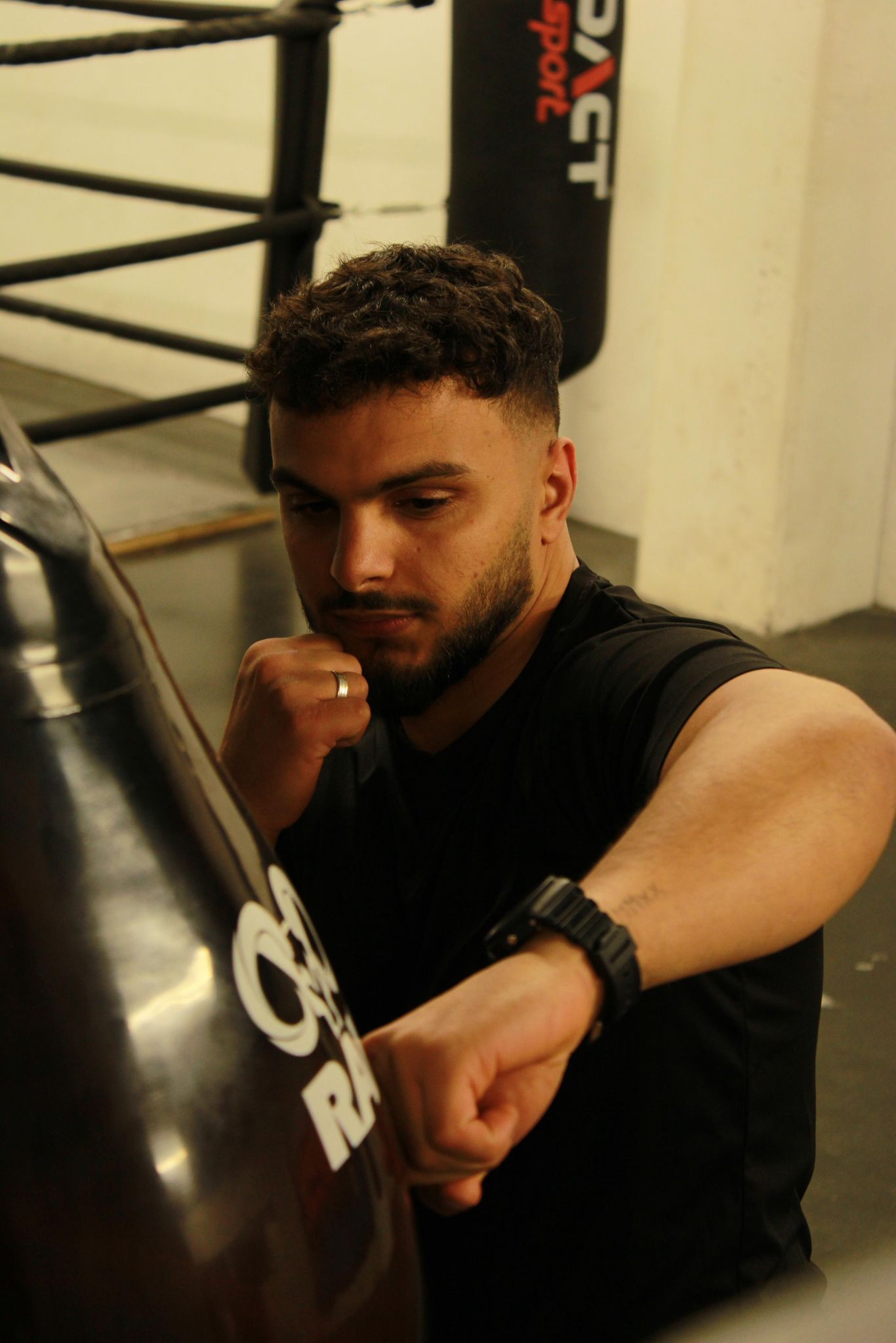 bokstrainer Ridvan Orhan die traint met boksbal