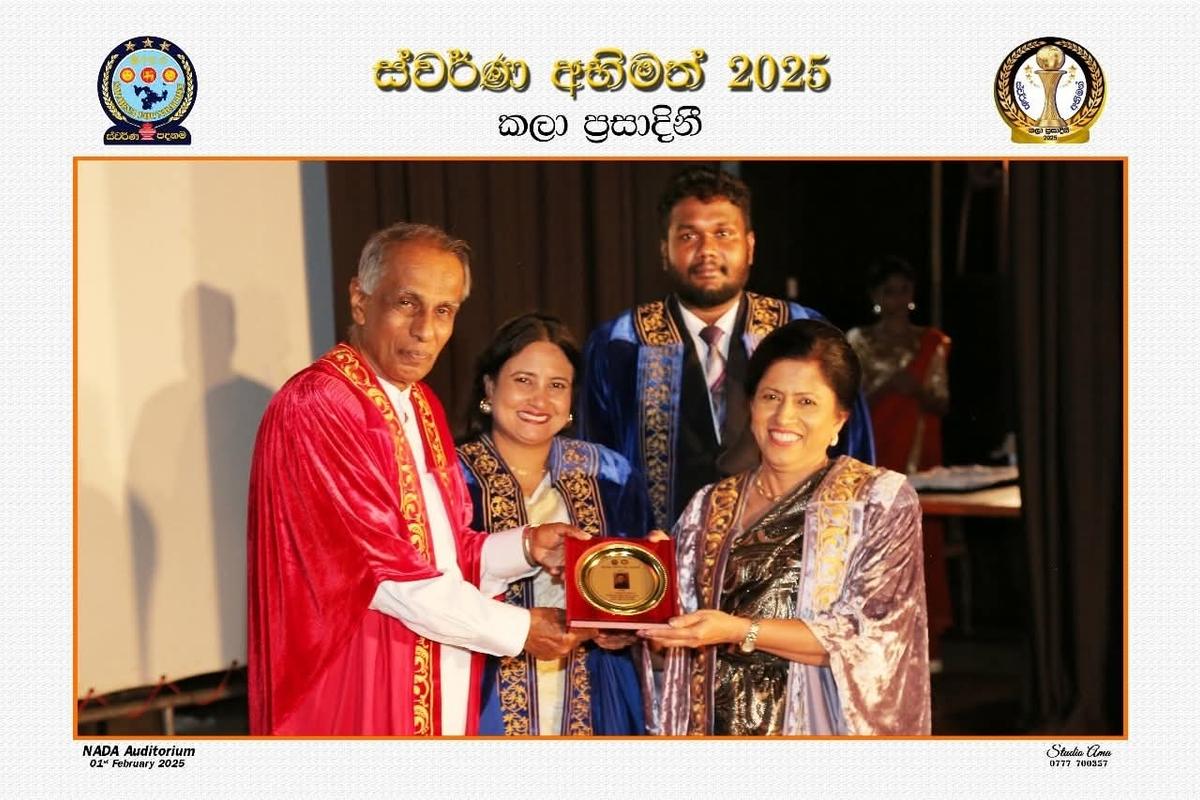 Swarna Abhiman 2025, Kala Prasadini: Darshani Chandrasena receives a plaque on stage