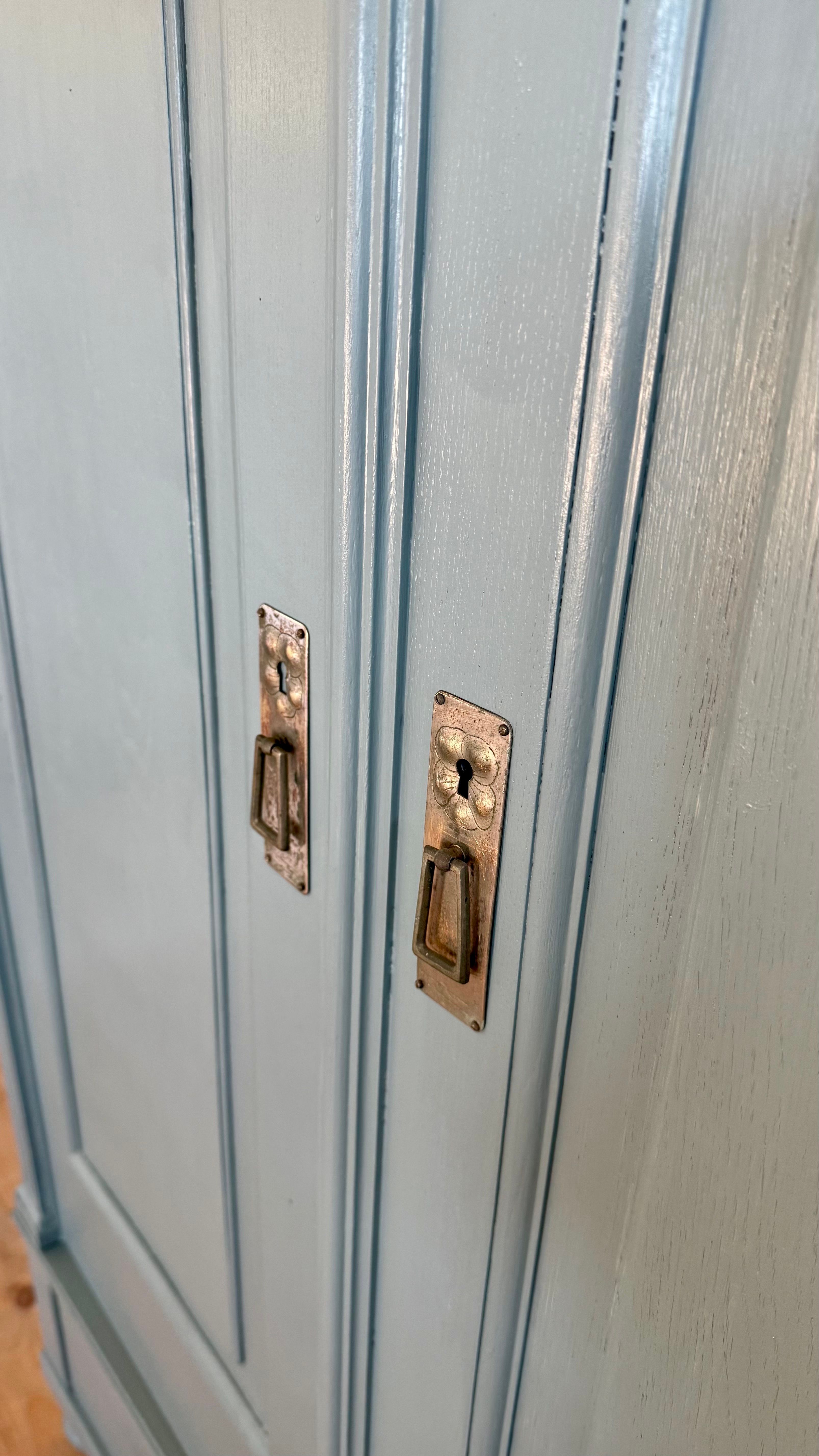 antiker Schrank ansicht 2
