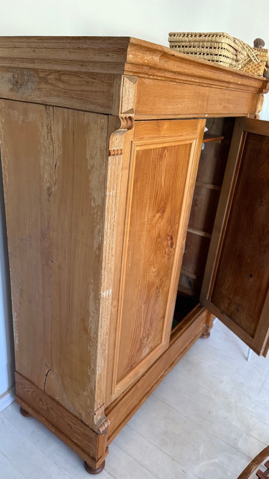 Antiker Kleiderkasten mit Gewandstange, Ansicht 8