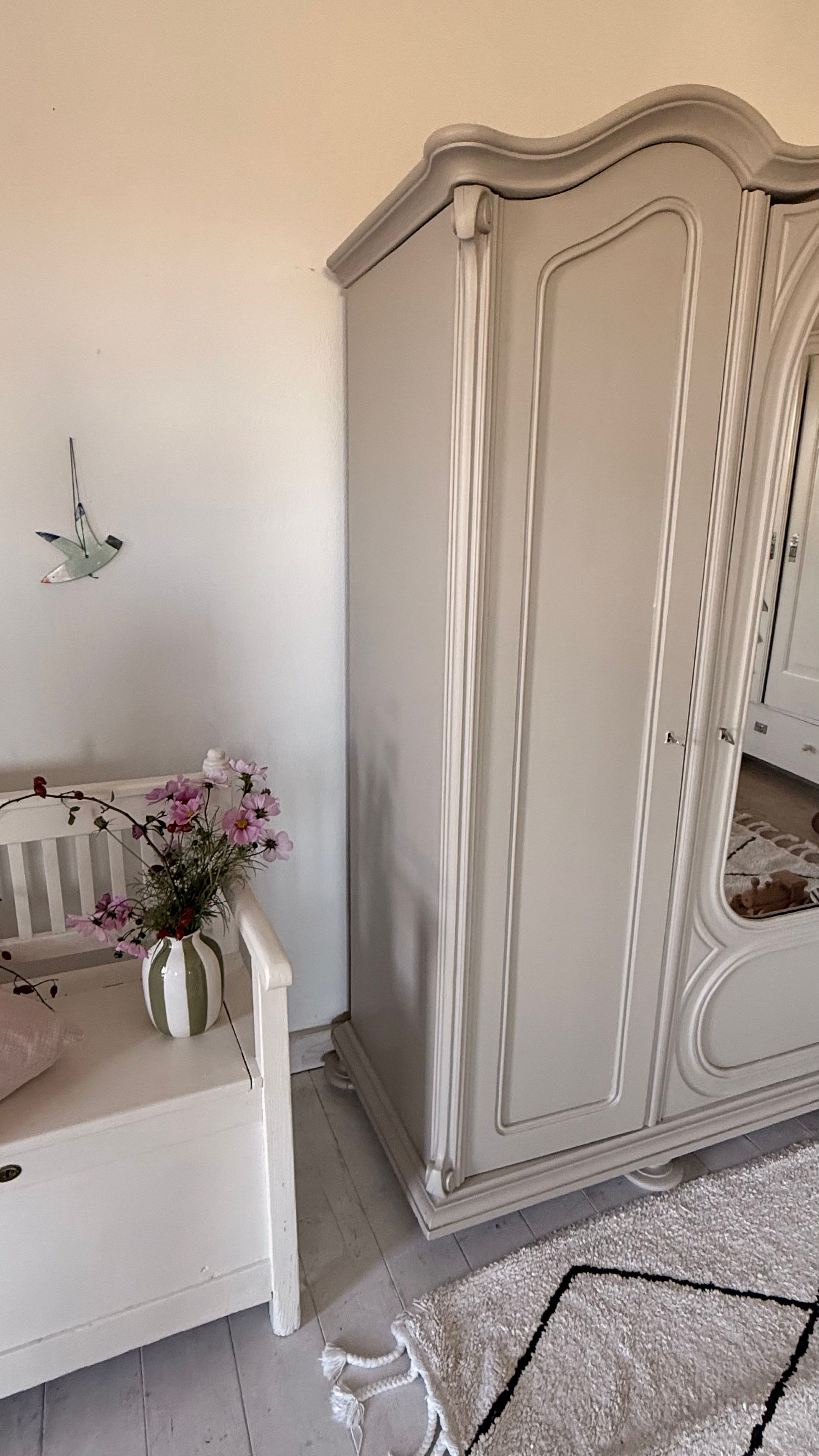antiker Schrank beige mit Spiele Ansicht 1
