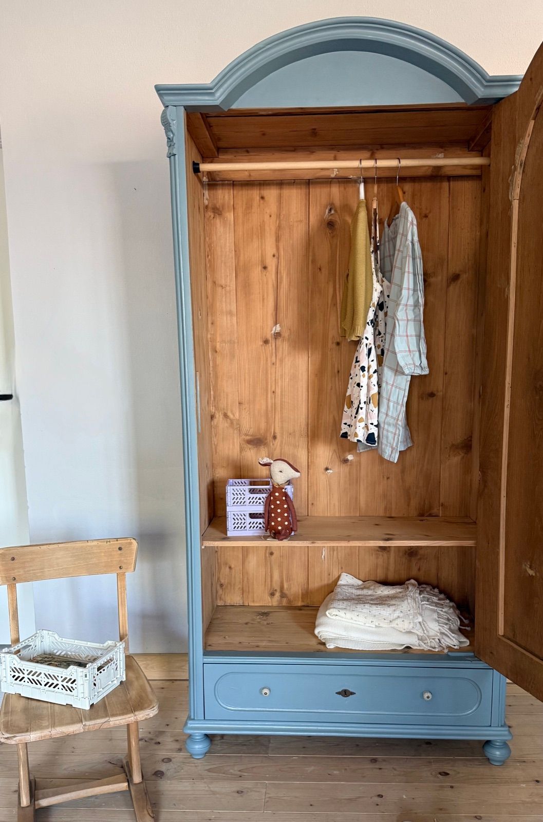 Antiker Kasten mit Gewandstange, Ansicht 8