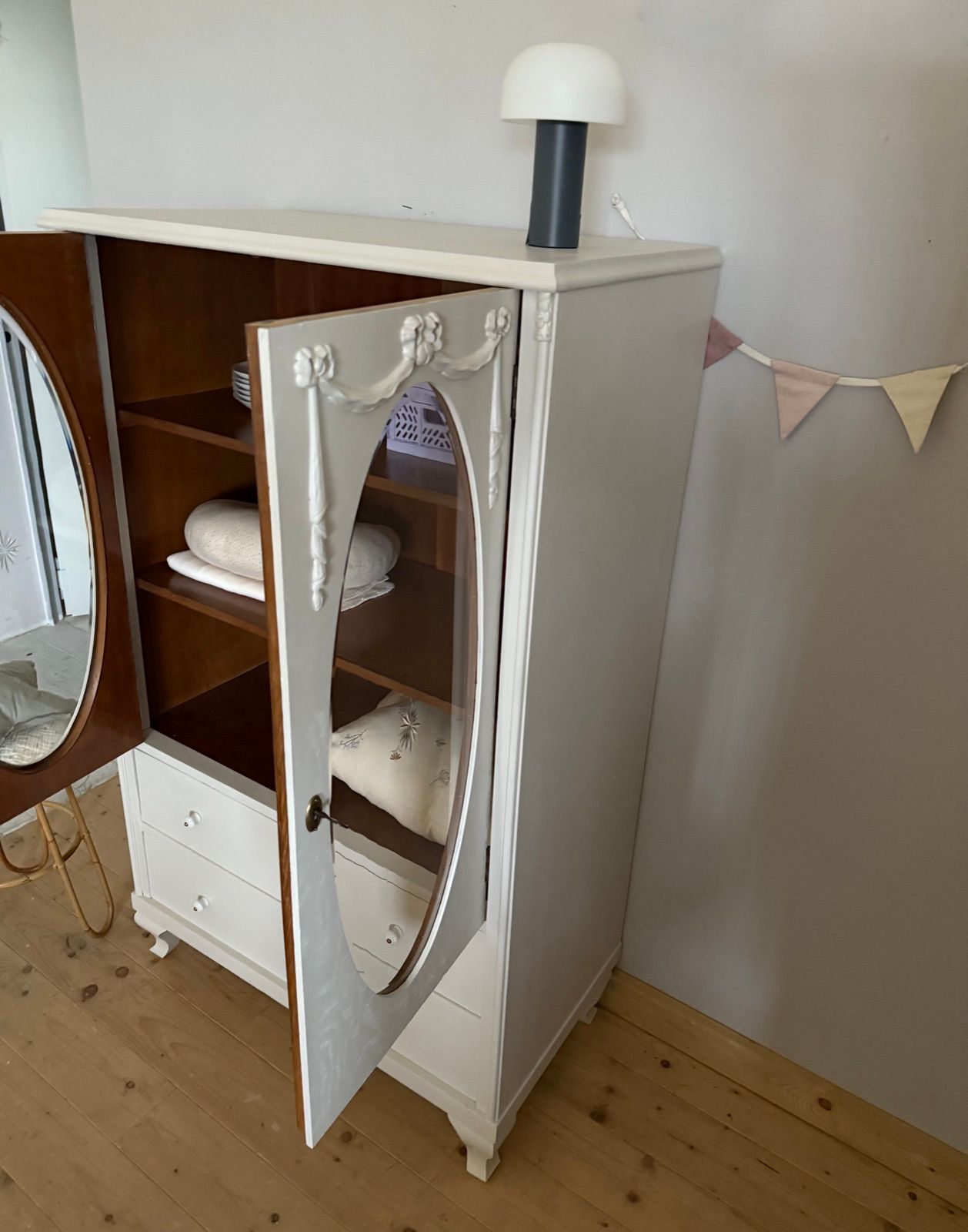 Antike Vitrine mit Vitrine, Ansicht 2