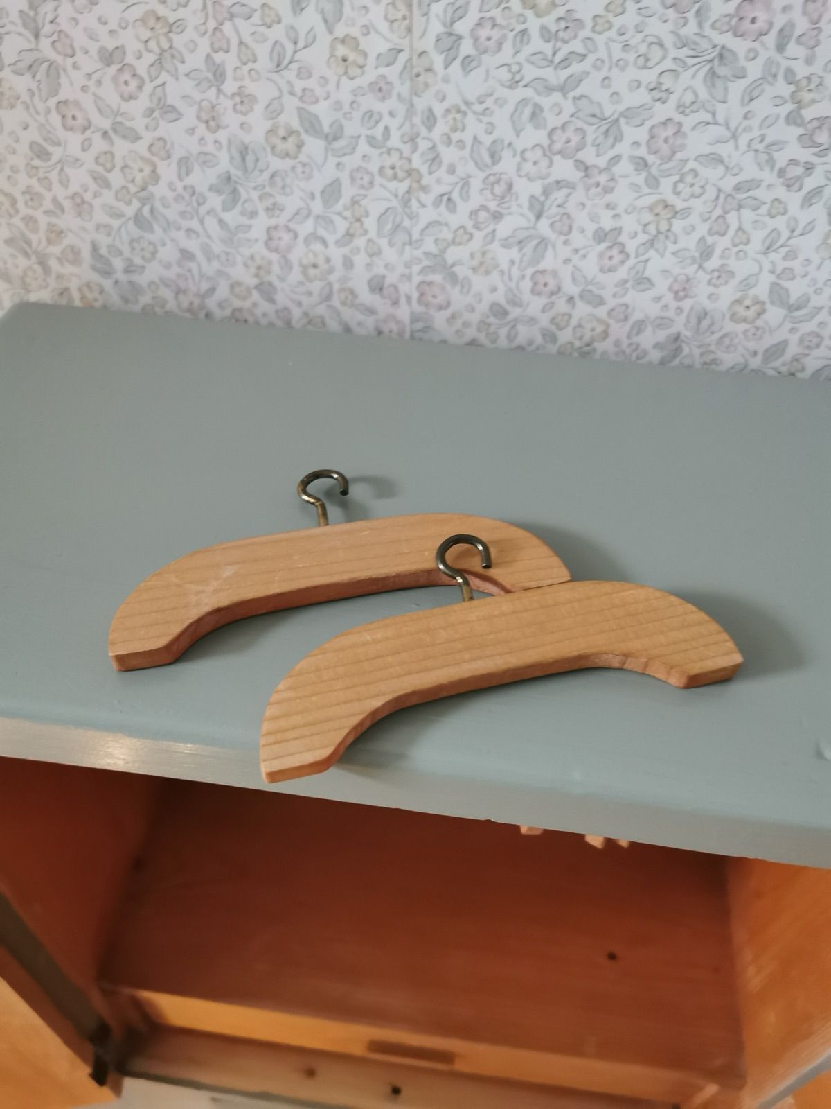 Puppenkasten mit Gewandstange, Ansicht 4