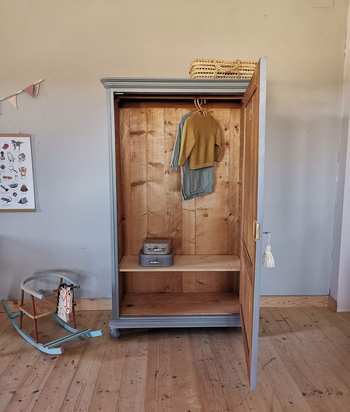 Vintage Kinderkasten grau, Ansicht 2