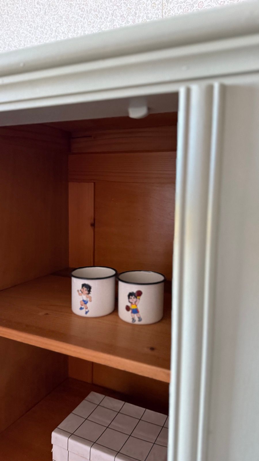 Antike Vitrine mit Glastüren, Ansicht 3