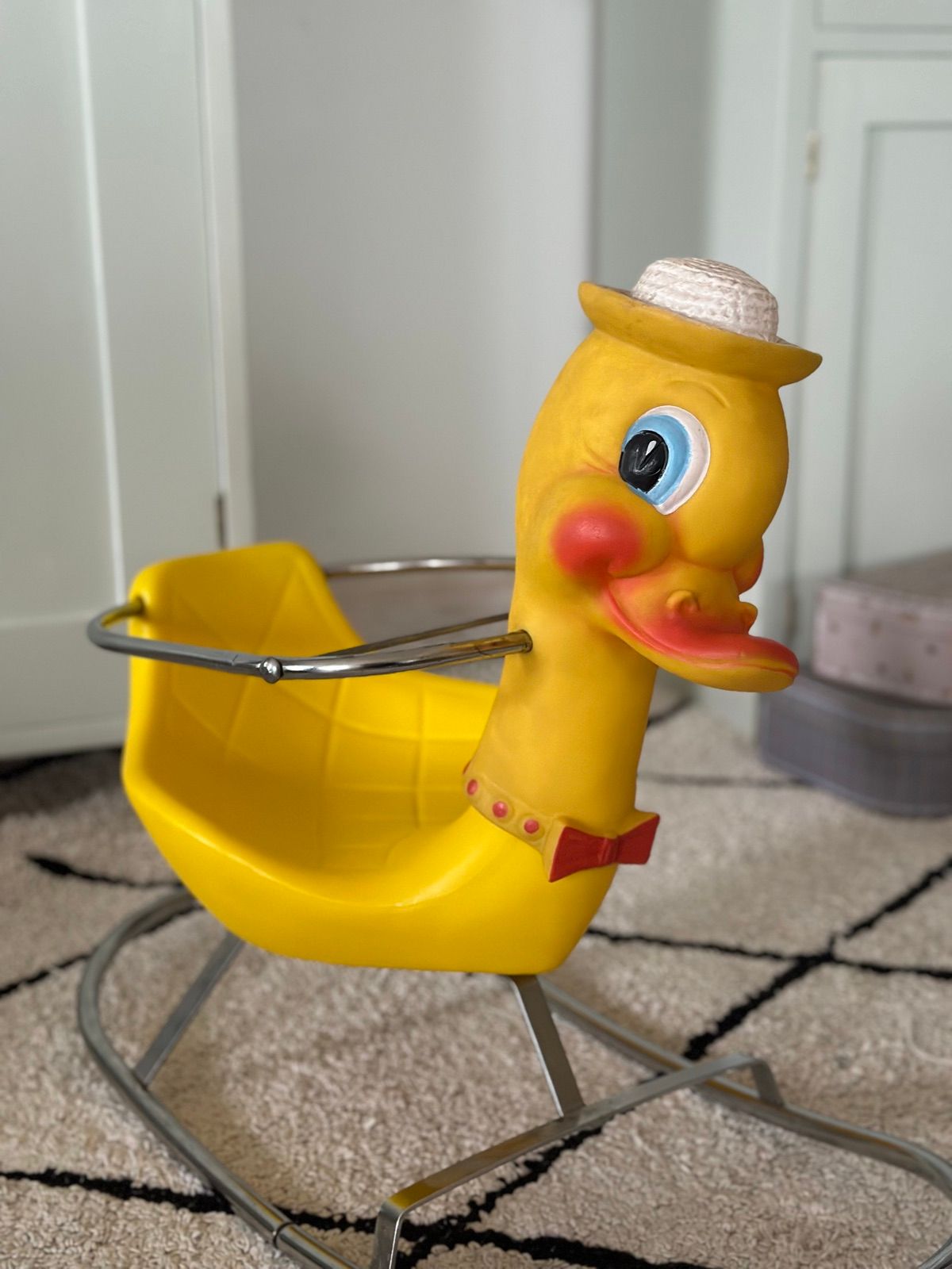 Schaukelpferd mit Gewandstange, Ansicht 2