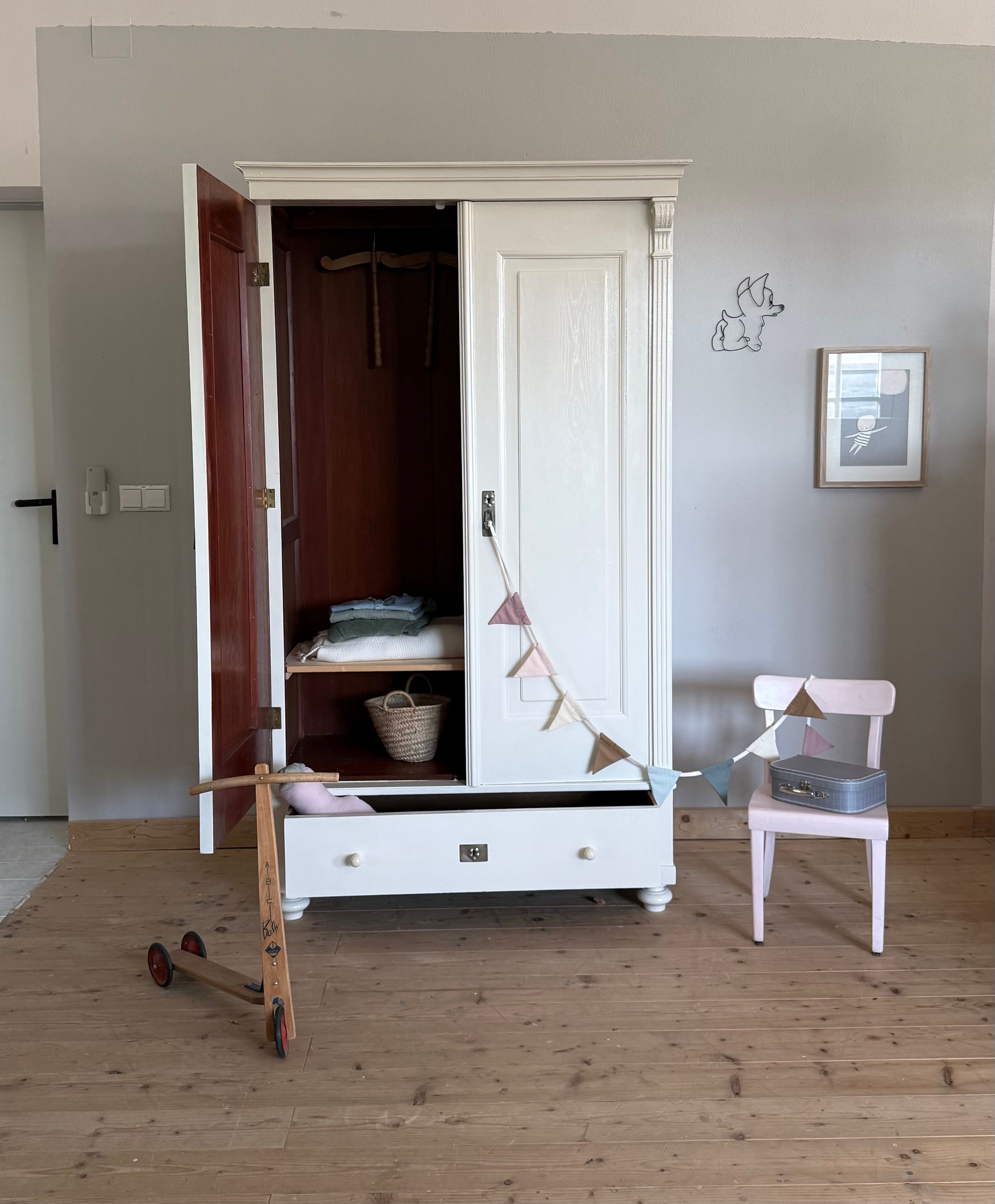 antiker Schrank weiß Ansicht 2