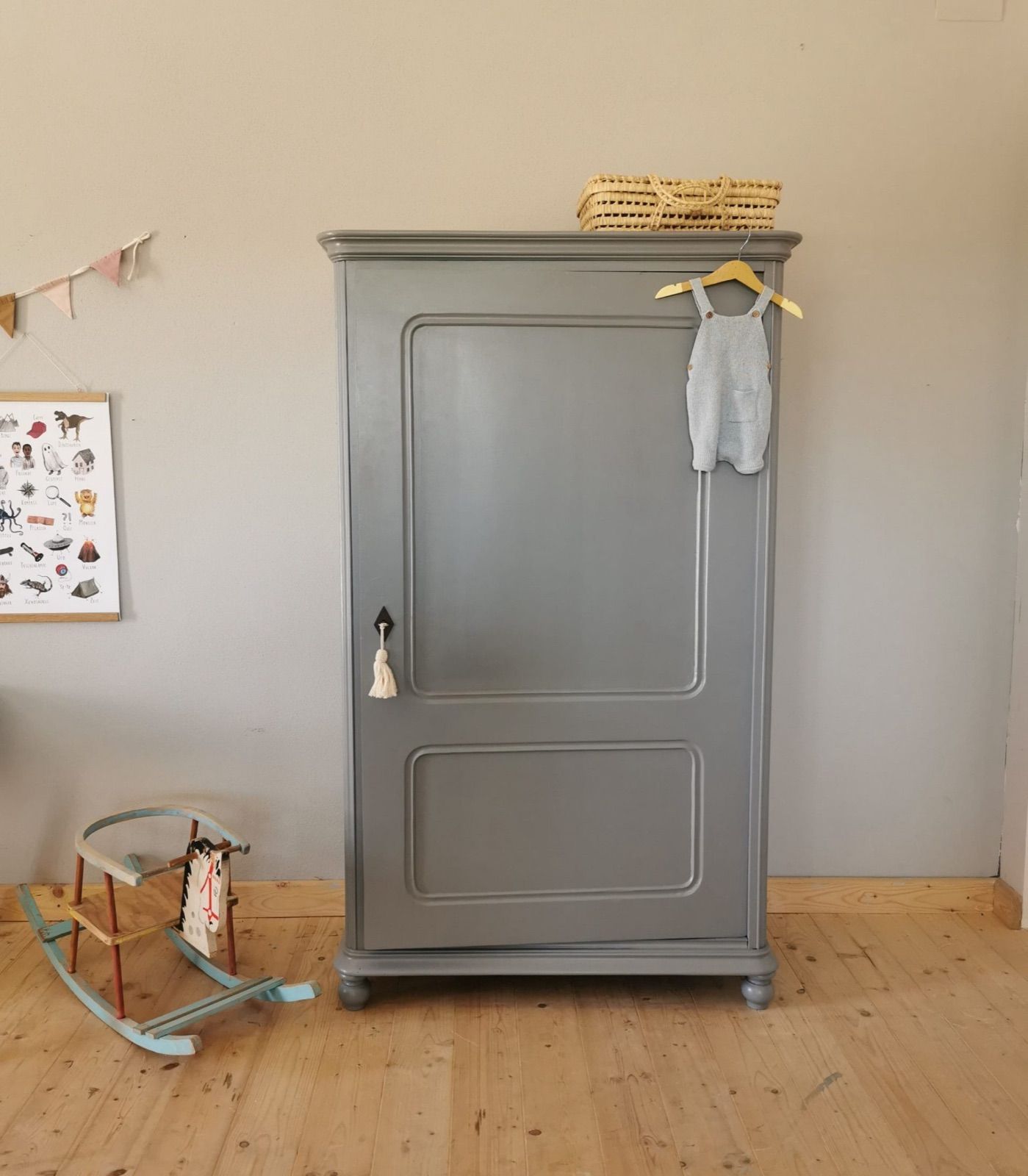 Vintage Kinderkasten grau