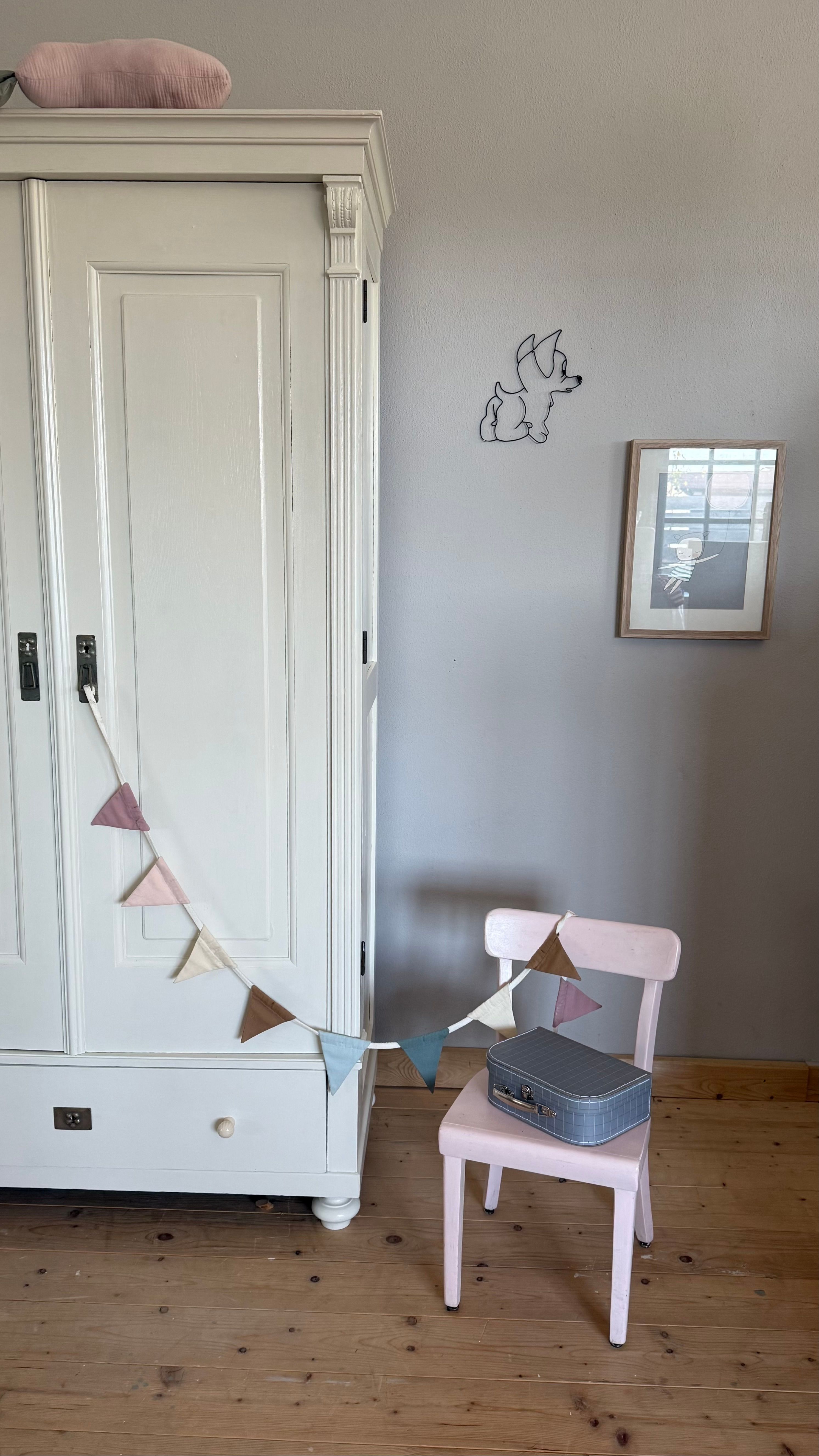 antiker Schrank weiß