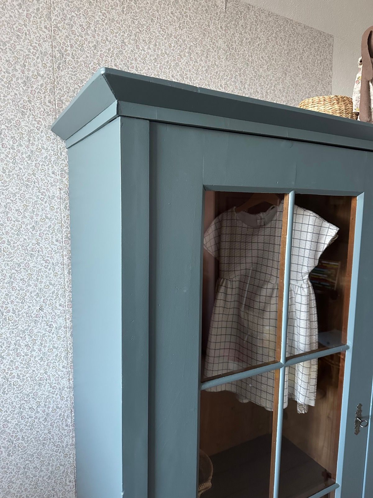 Antiker Kasten mit Glas, Ansicht 6