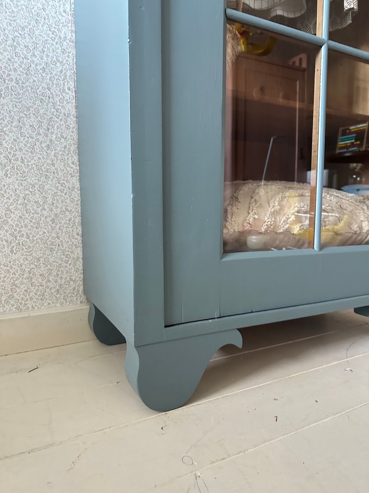 Antiker Kasten mit Glas, Ansicht 2