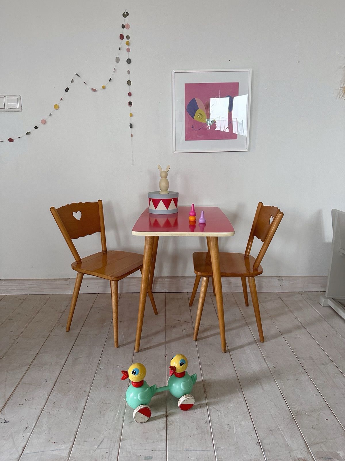 Kindertisch mit Herzsesseln
