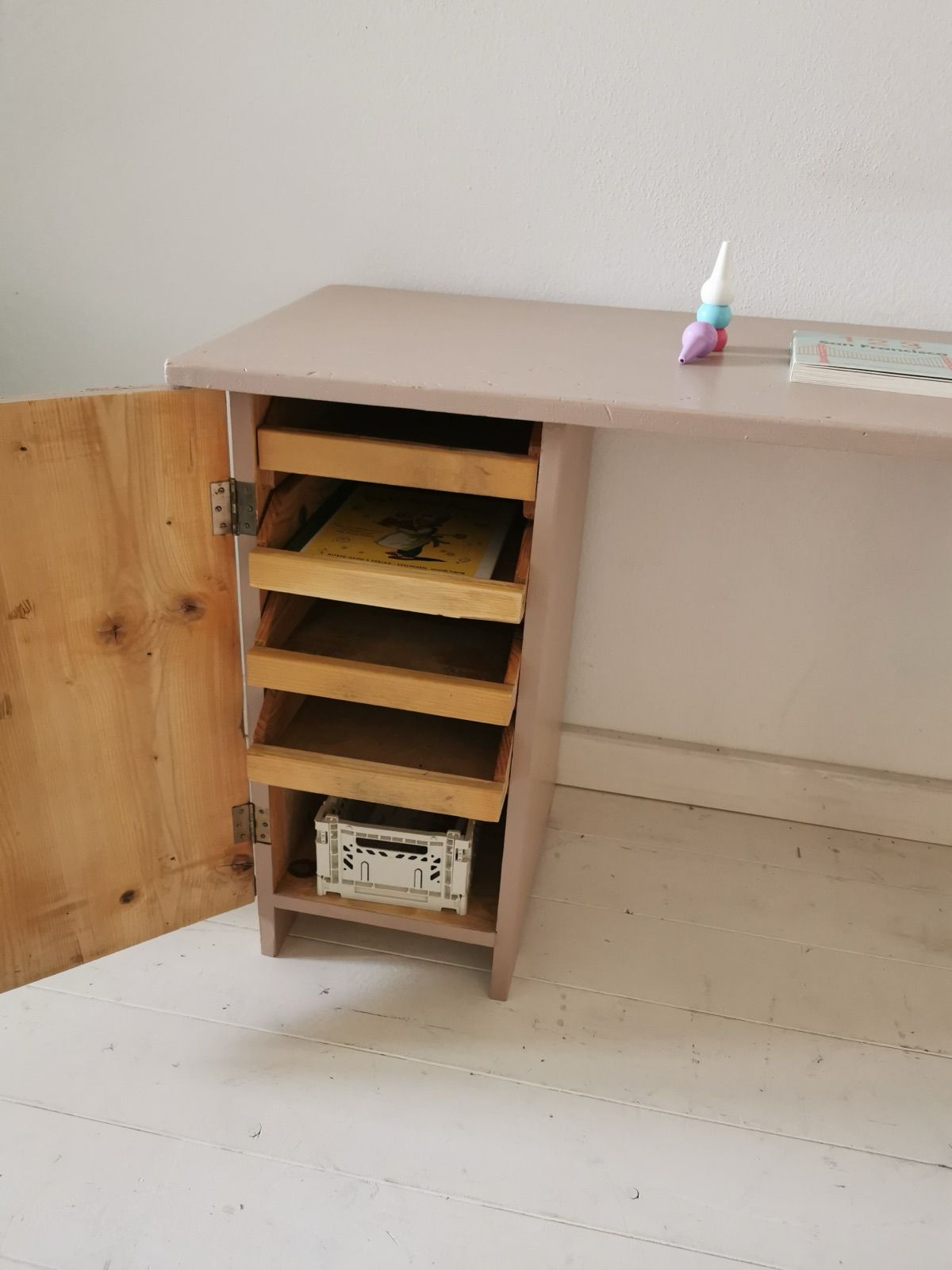 Kinderschreibtisch mit vier Laden, Ansicht 2