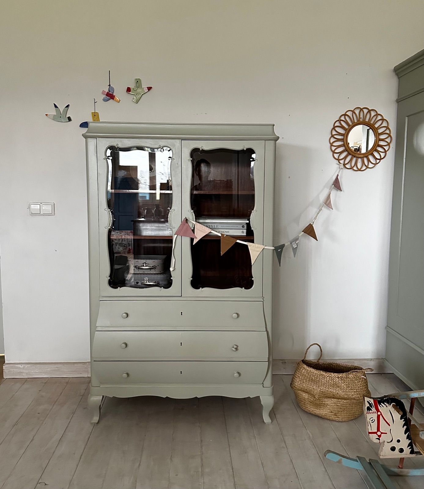 Vitrine mit drei Laden