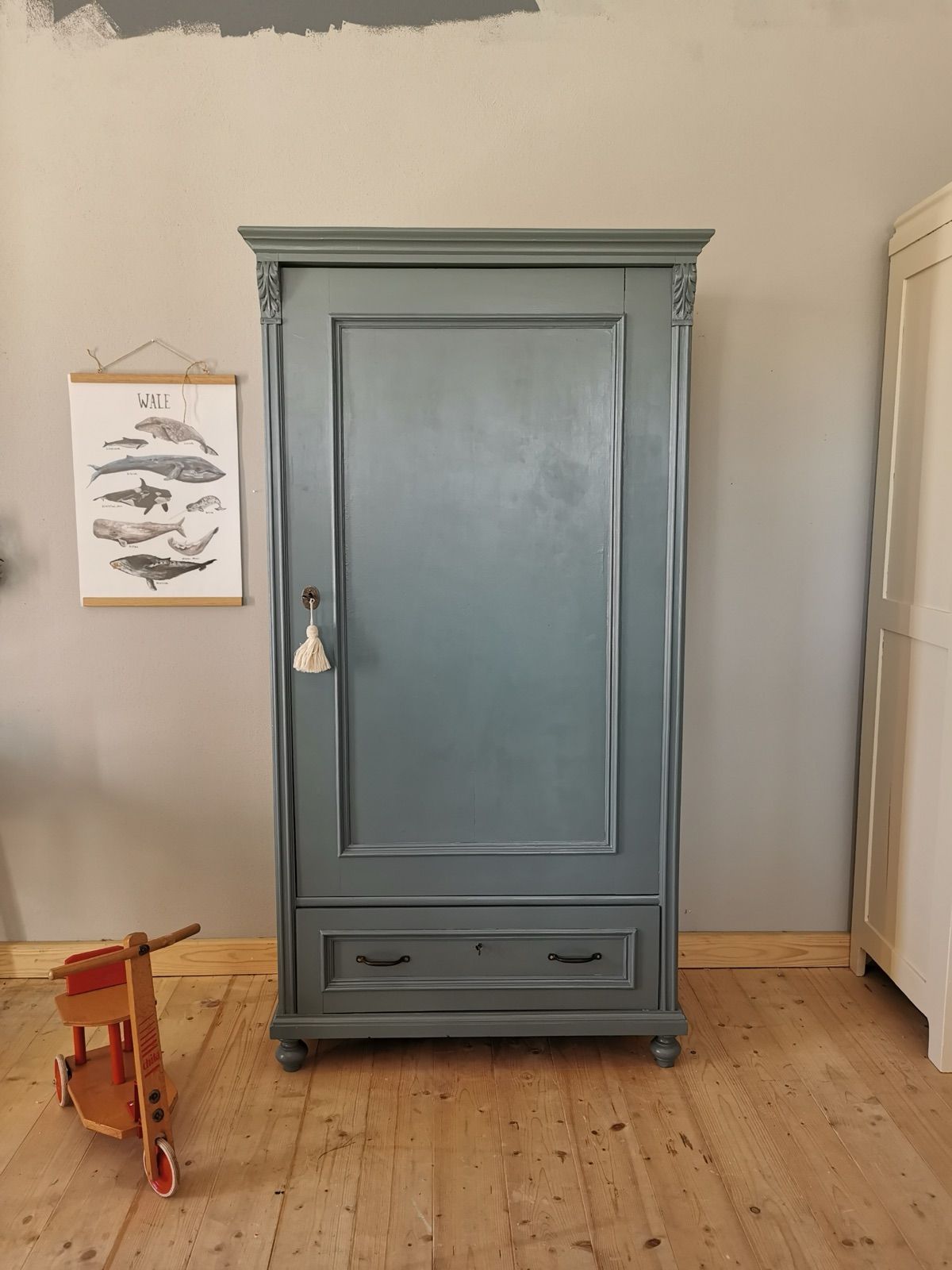 Vintage Kinderkasten Klassik mit Gewandstange