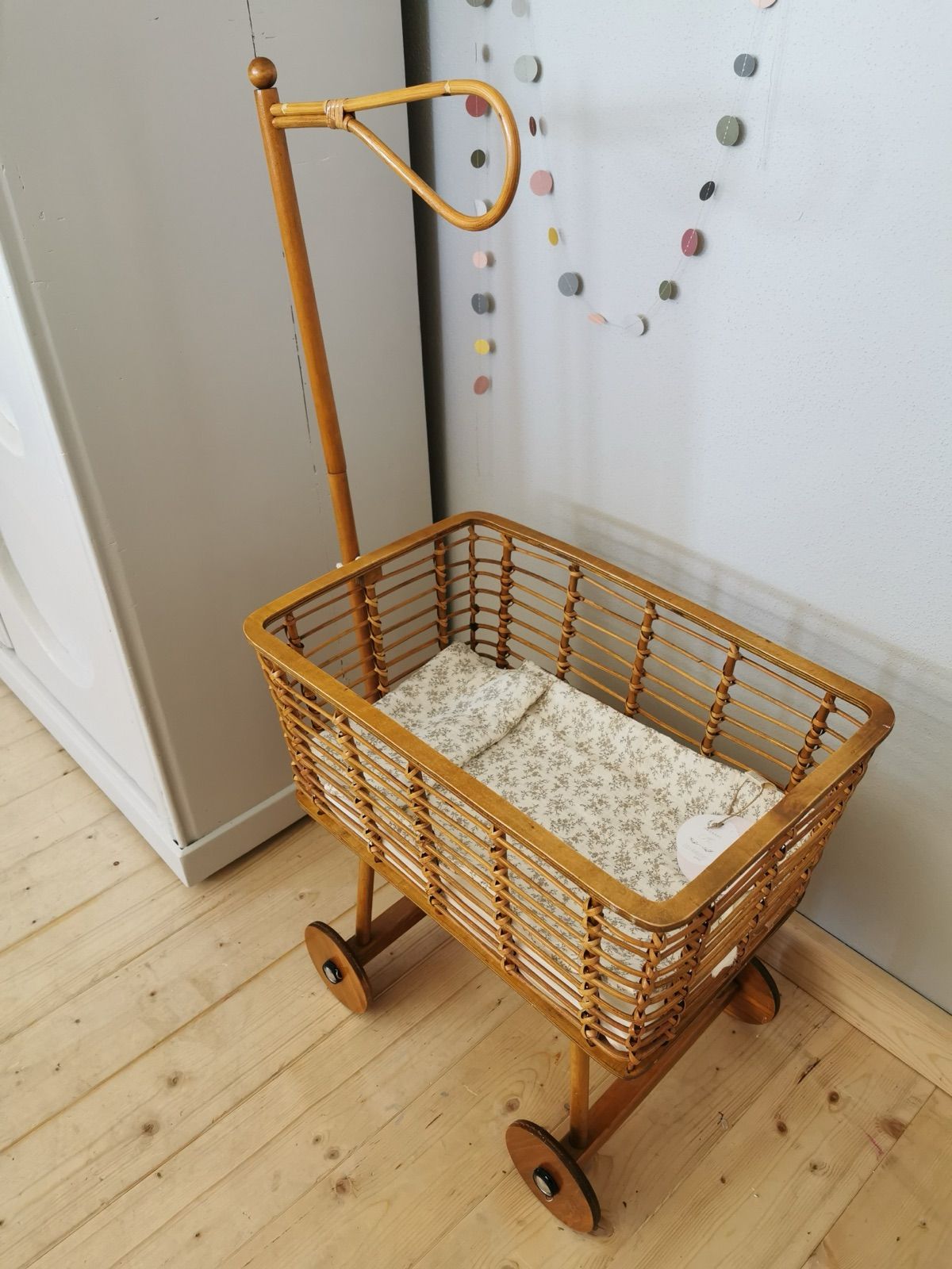 Rattan Puppenwagen mit Gewandstange, Ansicht 2