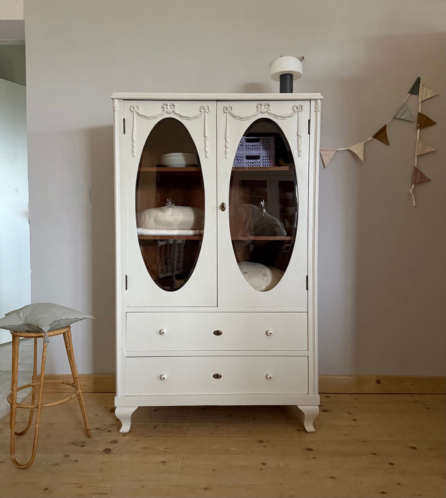 Antike Vitrine mit Vitrine