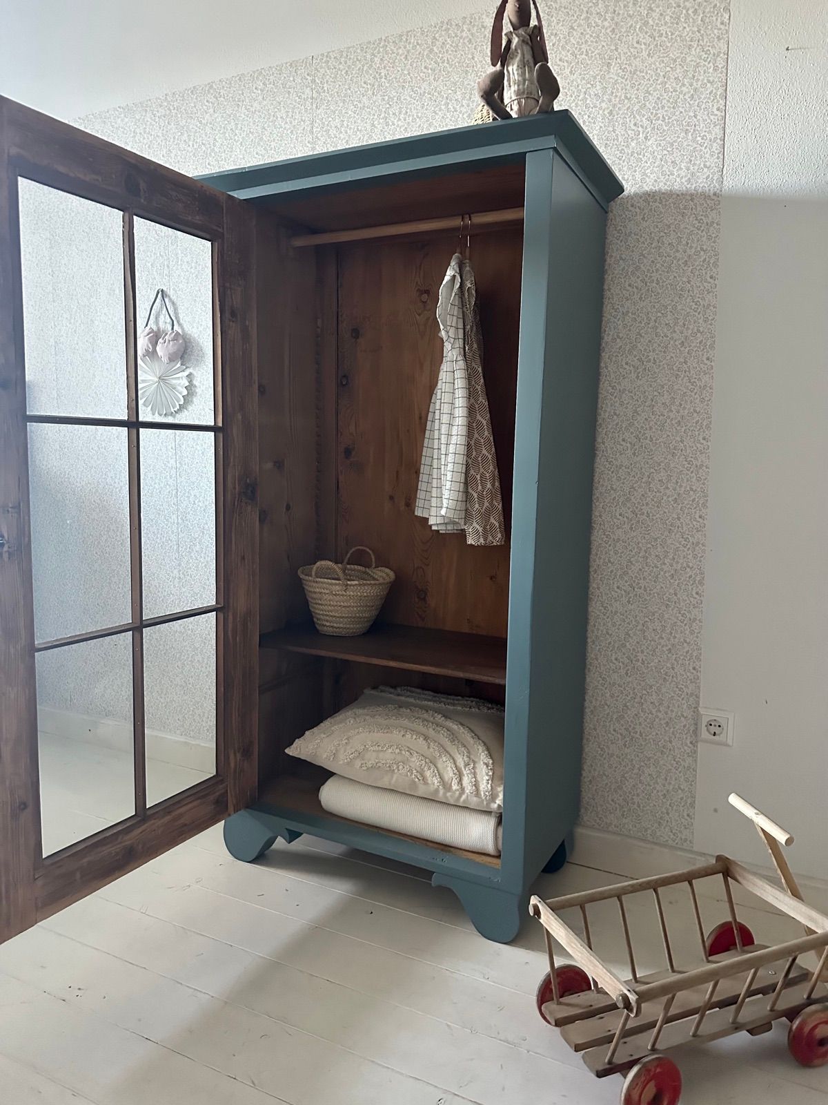 Antiker Kasten mit Glas, Ansicht 4