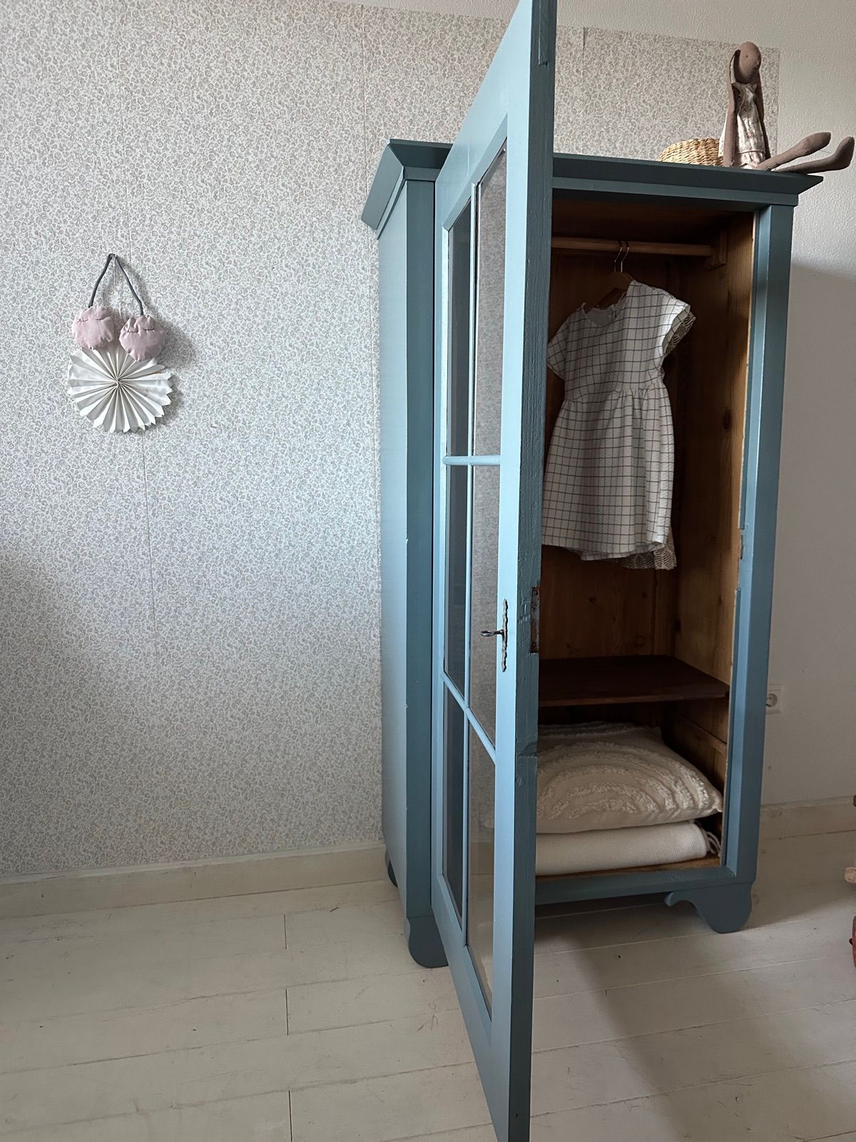 Antiker Kasten mit Glas, Ansicht 3