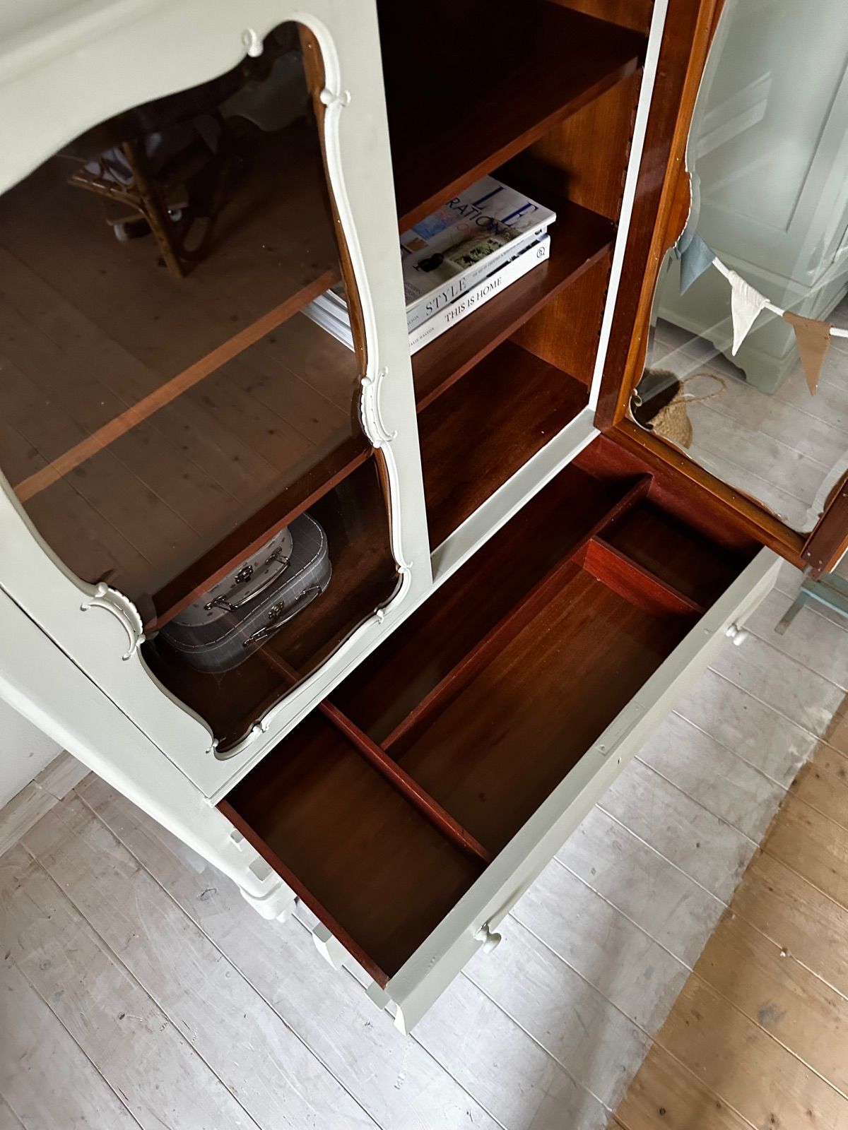 Vitrine mit drei Laden, Ansicht 6