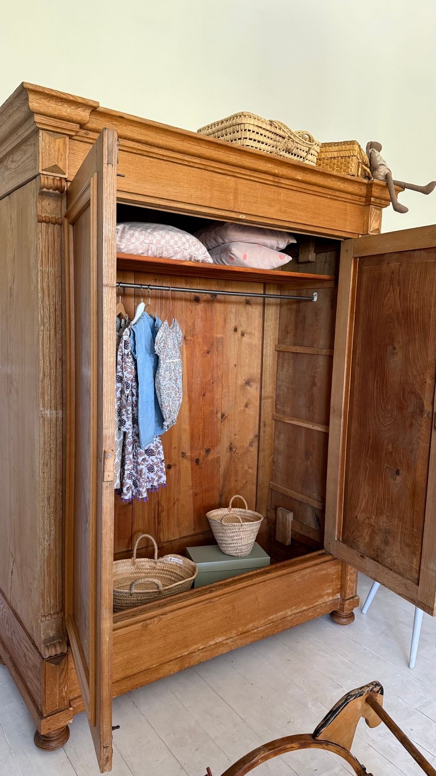 Antiker Kleiderkasten mit Gewandstange, Ansicht 7