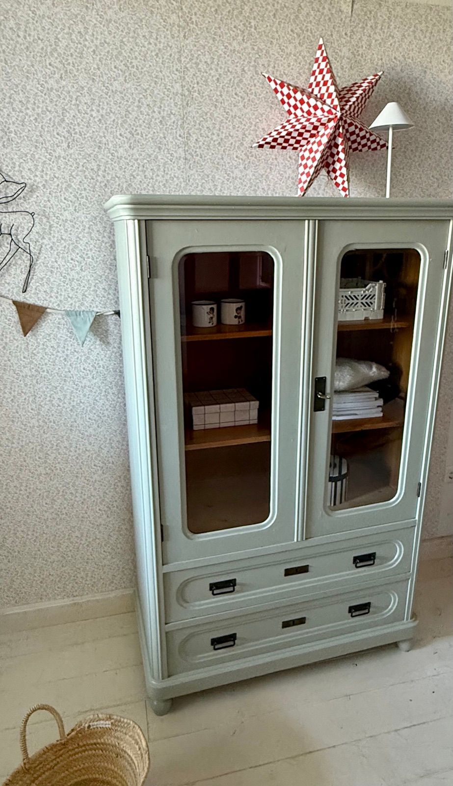 Antike Vitrine mit Glastüren, Ansicht 2