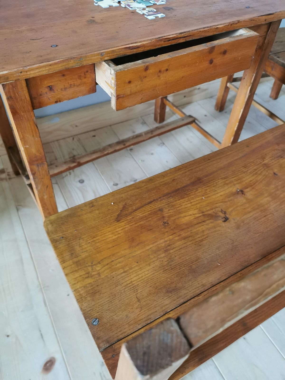 Alte Holzbank mit Tisch, Ansicht 2