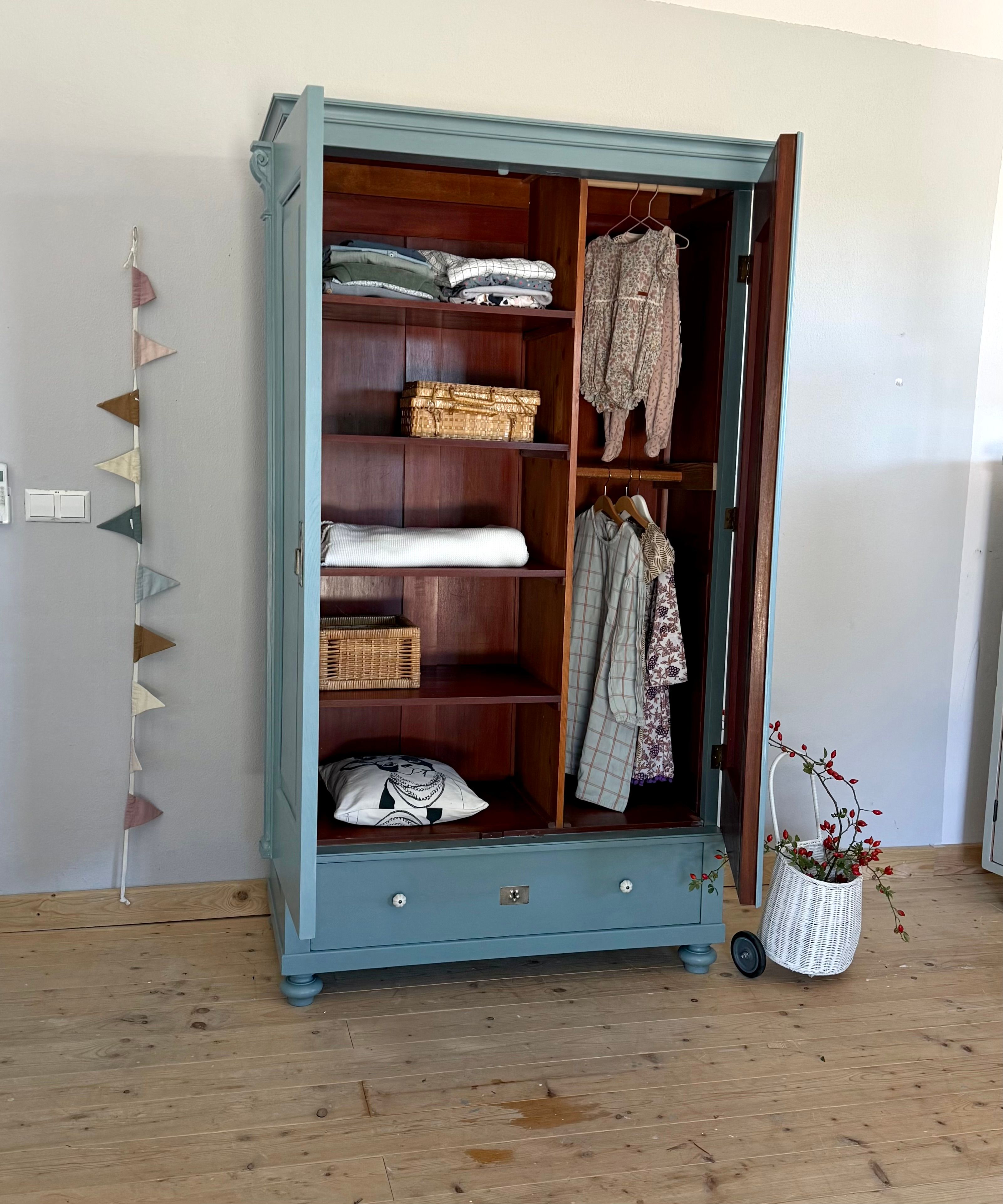 antiker Schrank Ansicht 2 Innen