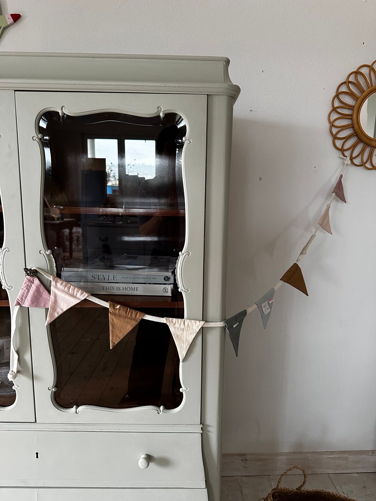 Vitrine mit drei Laden, Ansicht 3