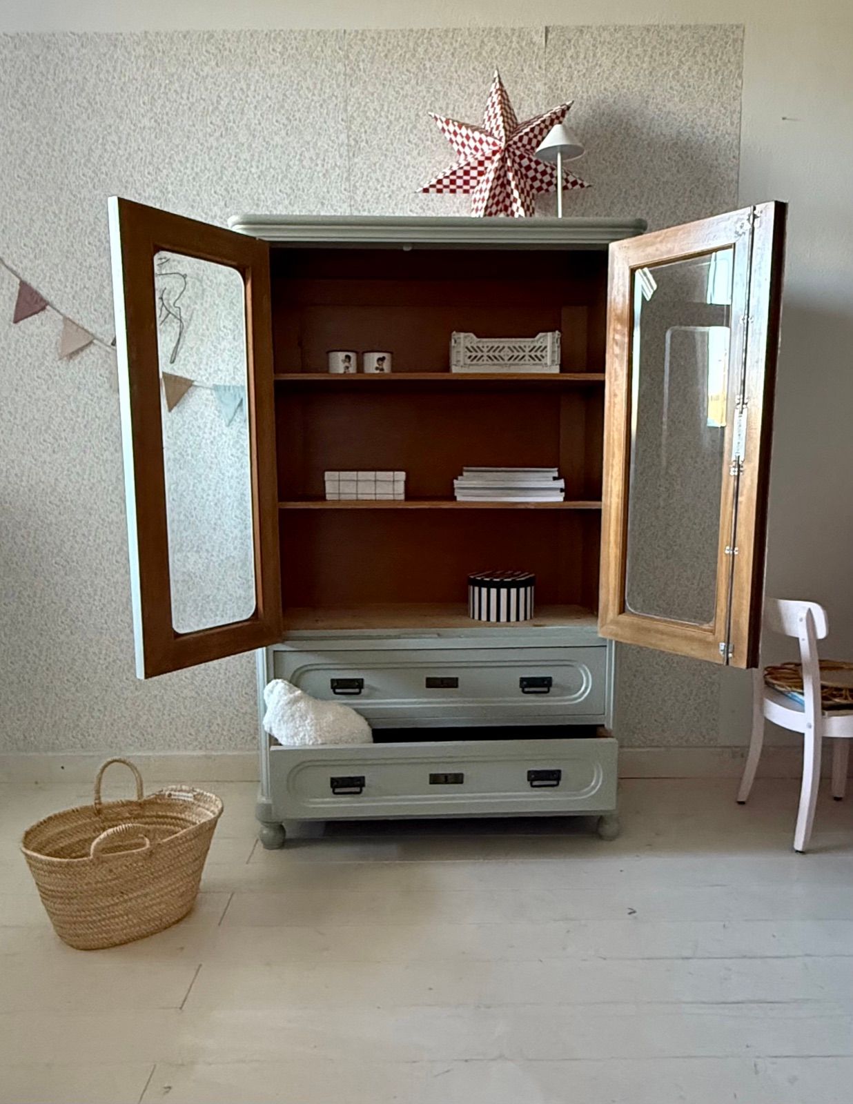 Antike Vitrine mit Glastüren, Ansicht 8