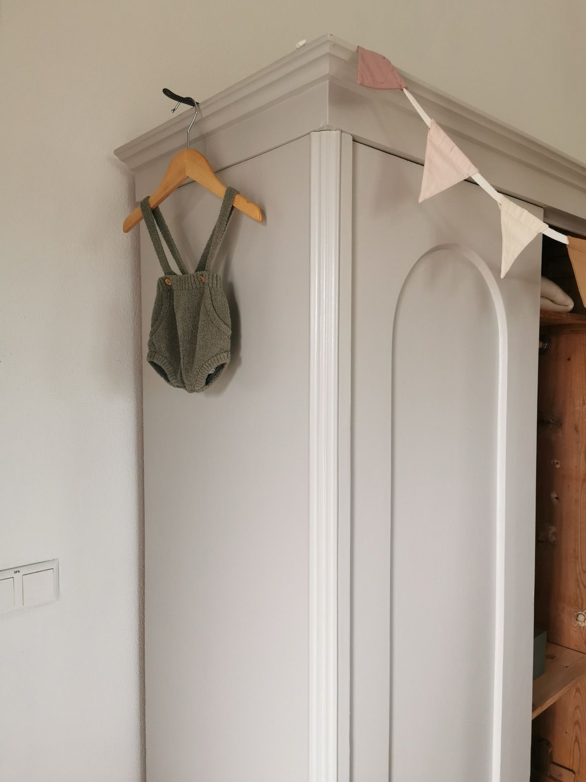 Vintage Steckkasten mit Gewandhaken, Ansicht 5