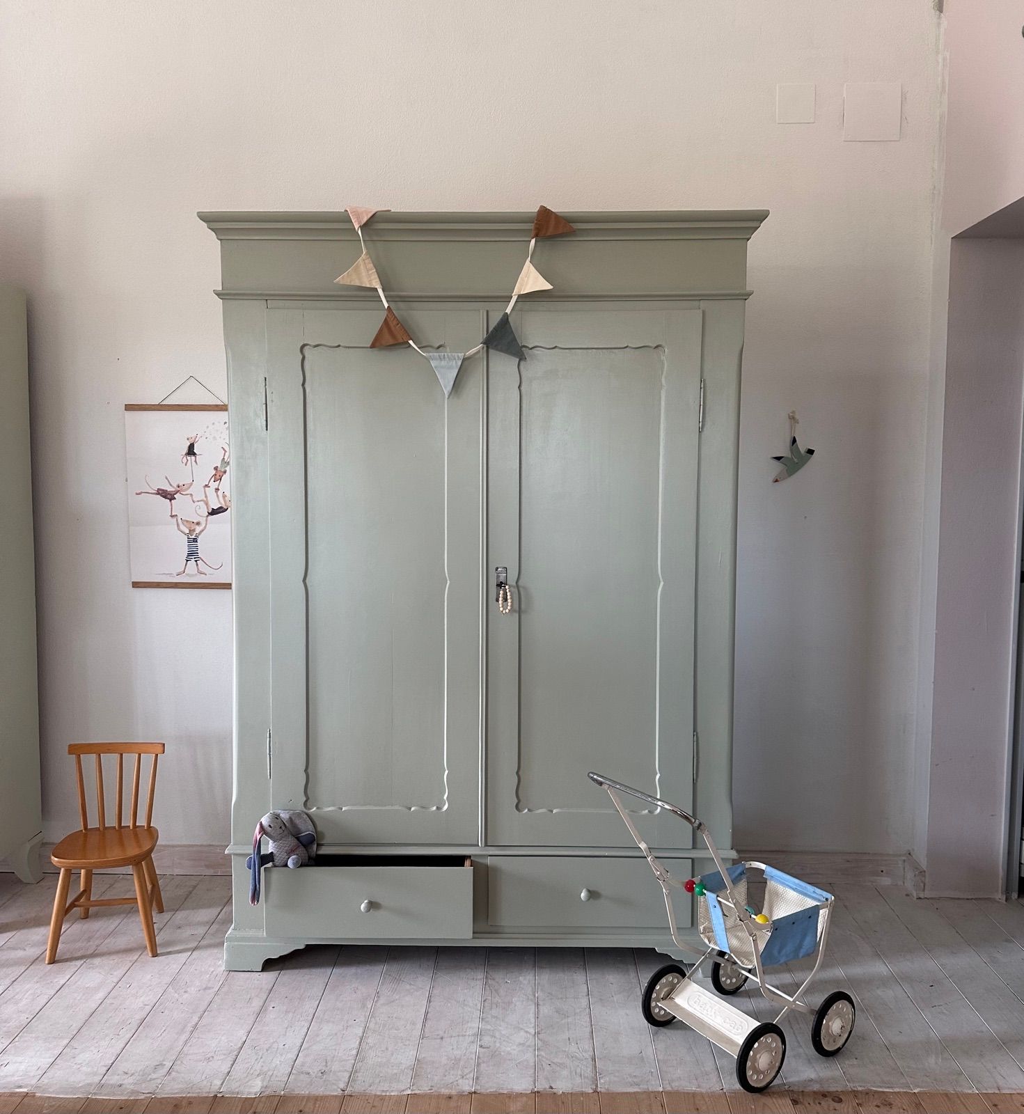 Vintage Kinderkasten weiß