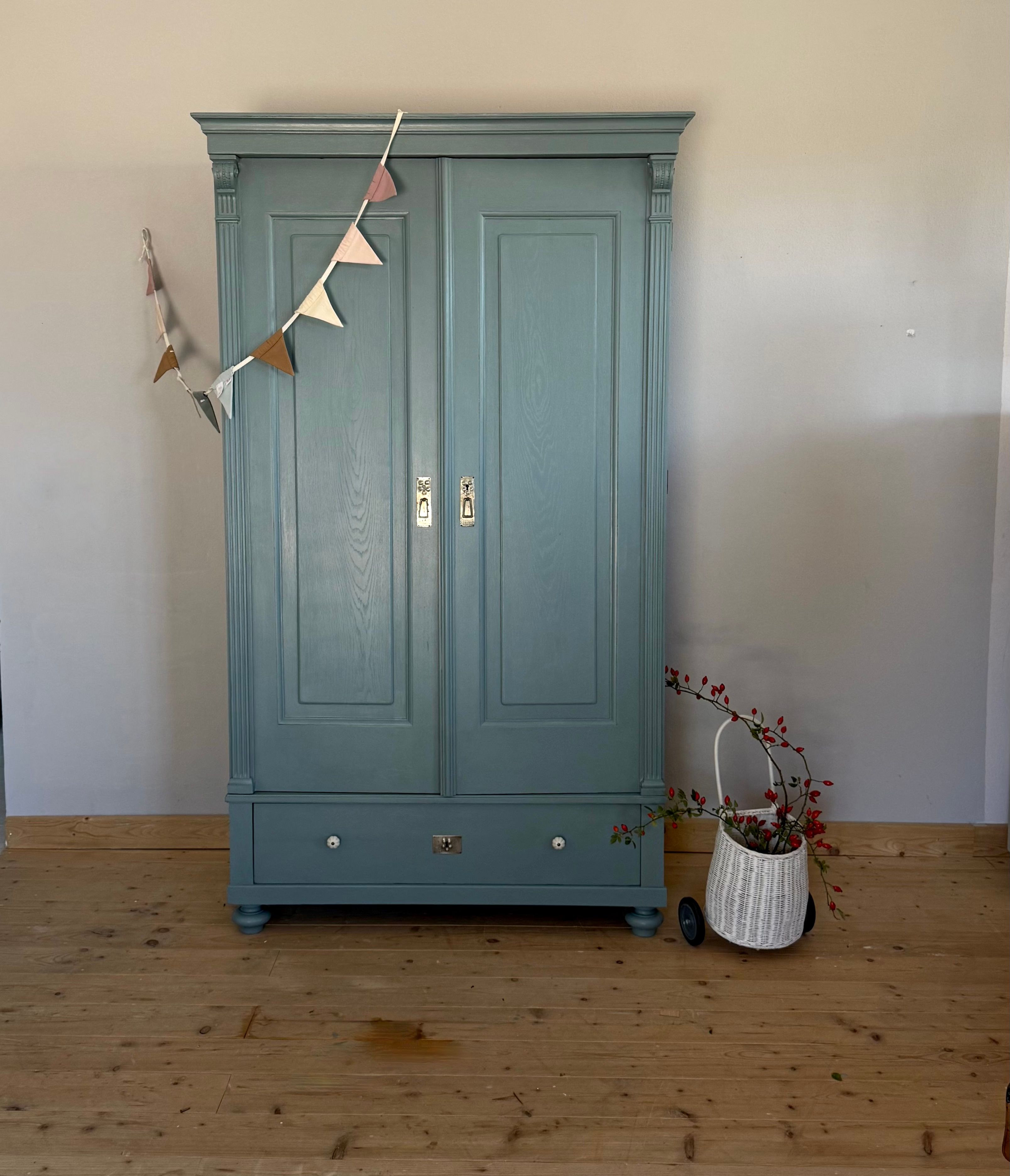antiker Kasten blau 