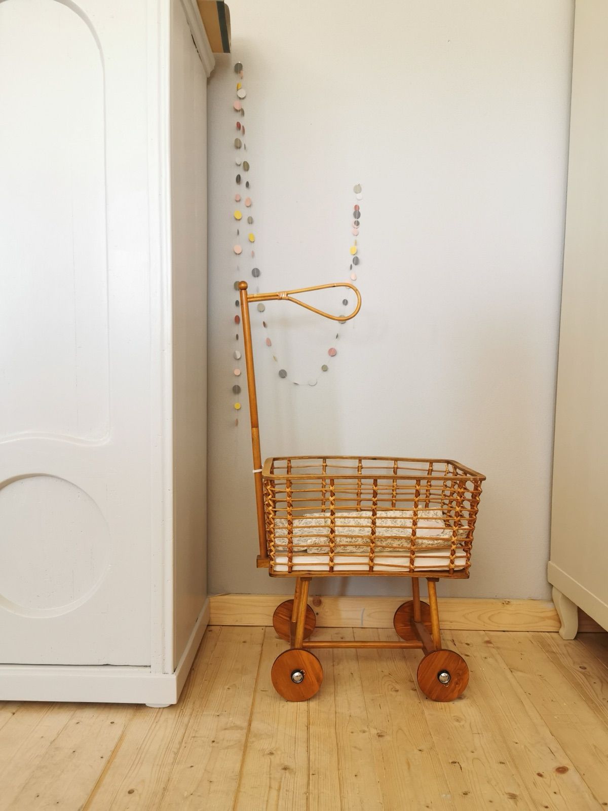 Rattan Puppenwagen mit Gewandstange
