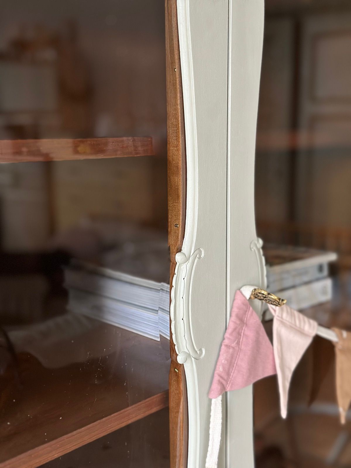 Vitrine mit drei Laden, Ansicht 8