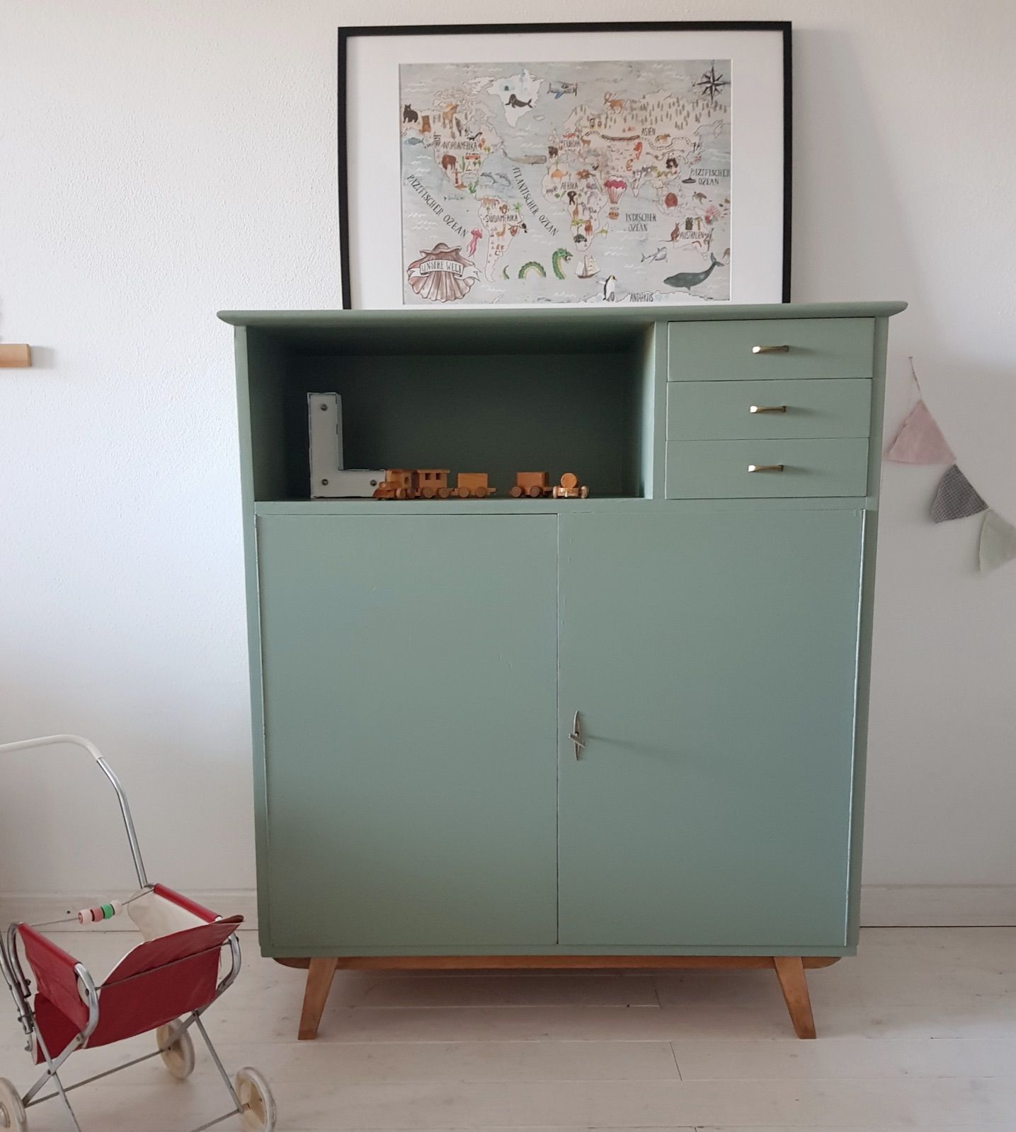 Highboard mit drei Laden