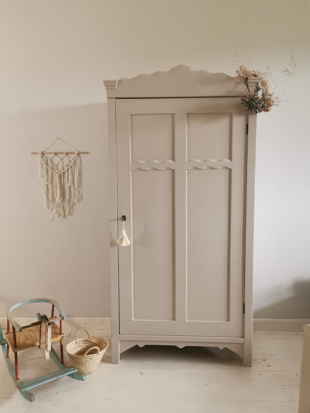 Vintage Kasten beige