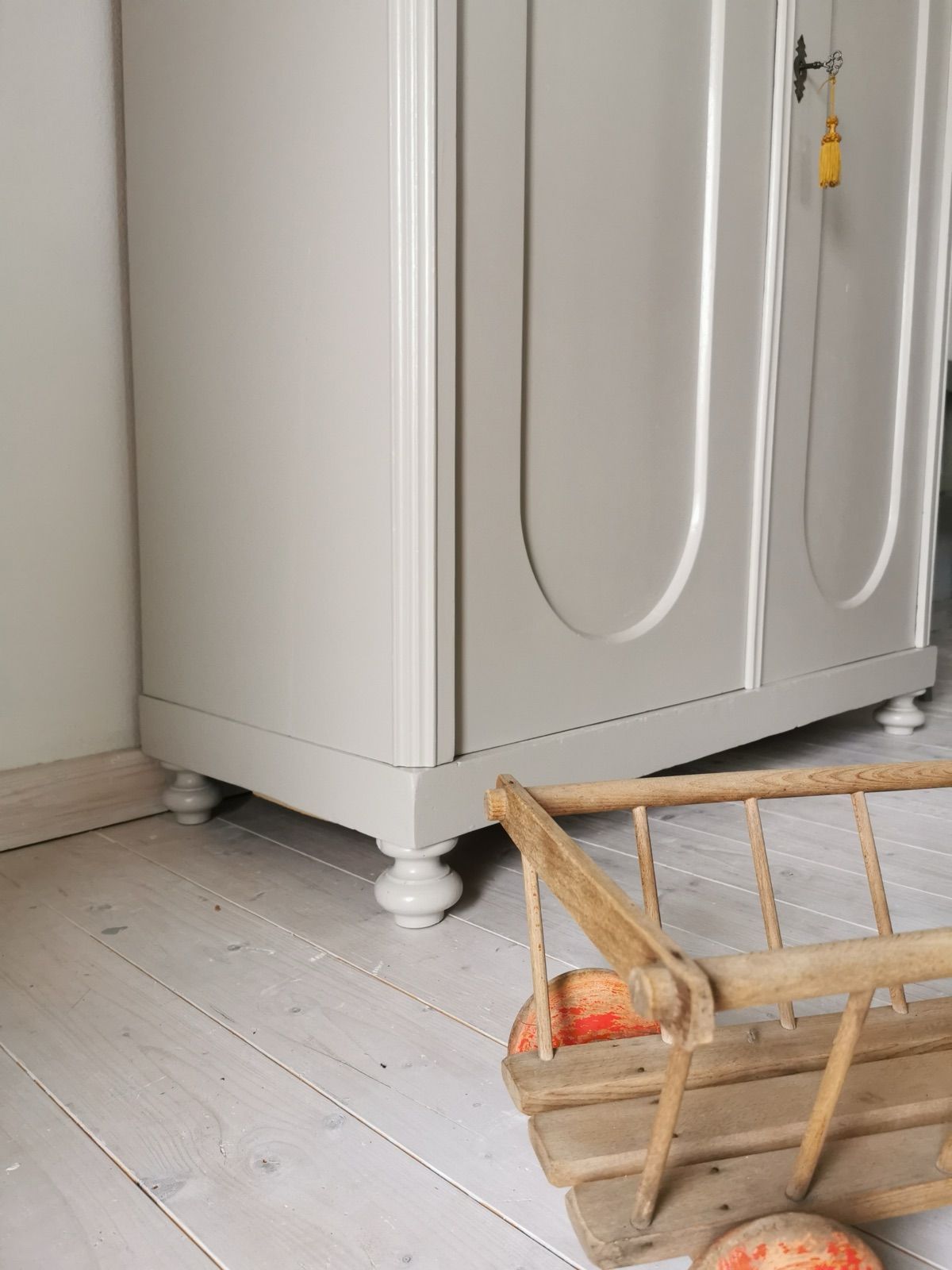 Vintage Steckkasten mit Gewandhaken, Ansicht 4