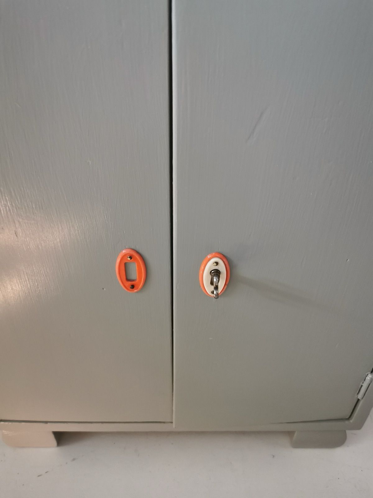 Puppenkasten mit Gewandstange, Ansicht 2