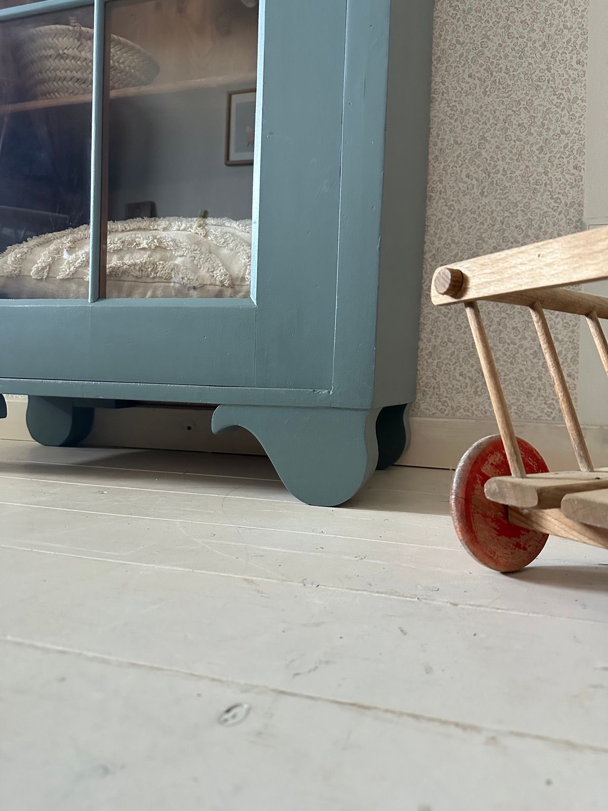 Antiker Kasten mit Glas, Ansicht 7