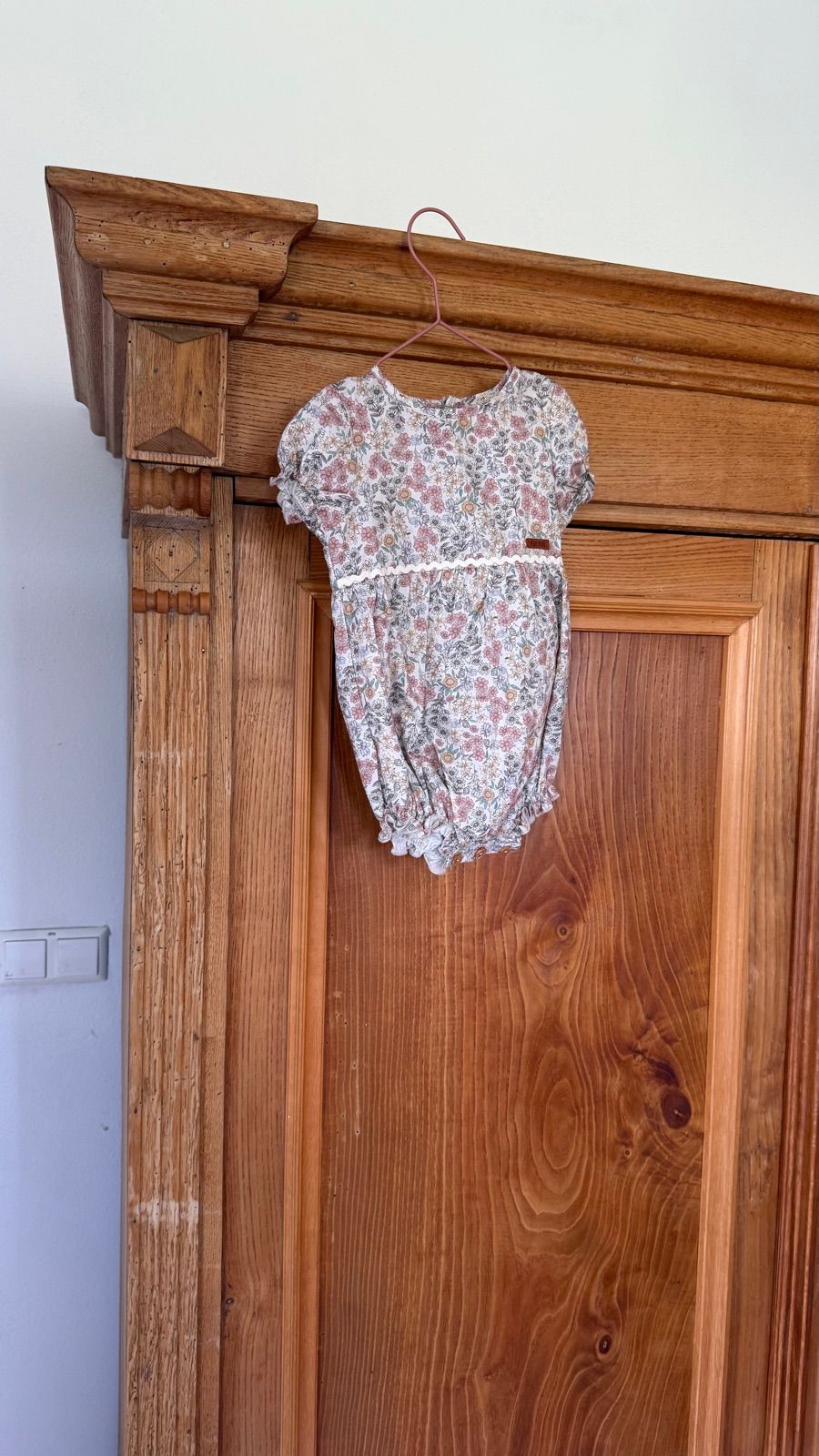 Antiker Kleiderkasten mit Gewandstange, Ansicht 2