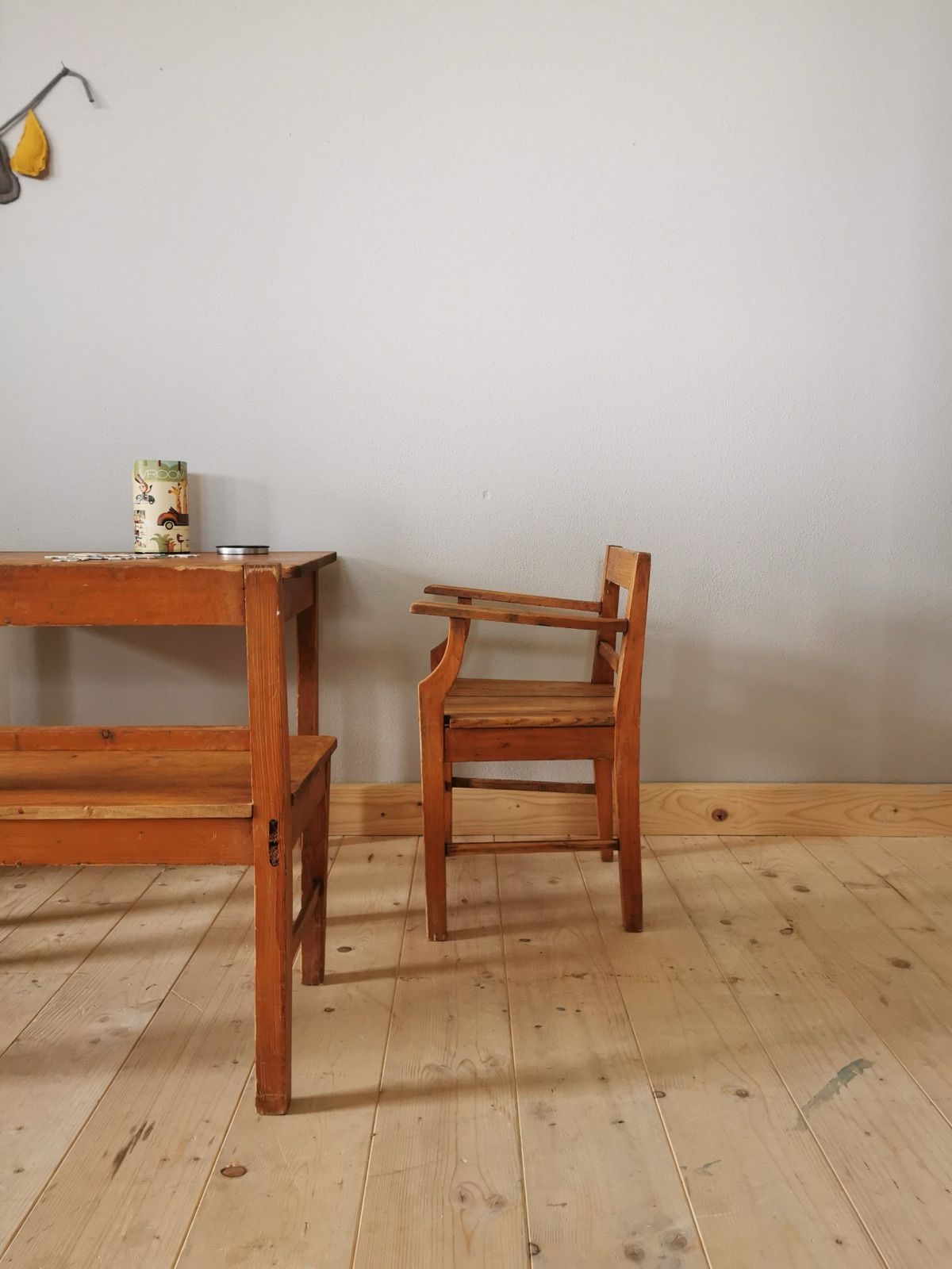 Alte Holzbank mit Tisch, Ansicht 3