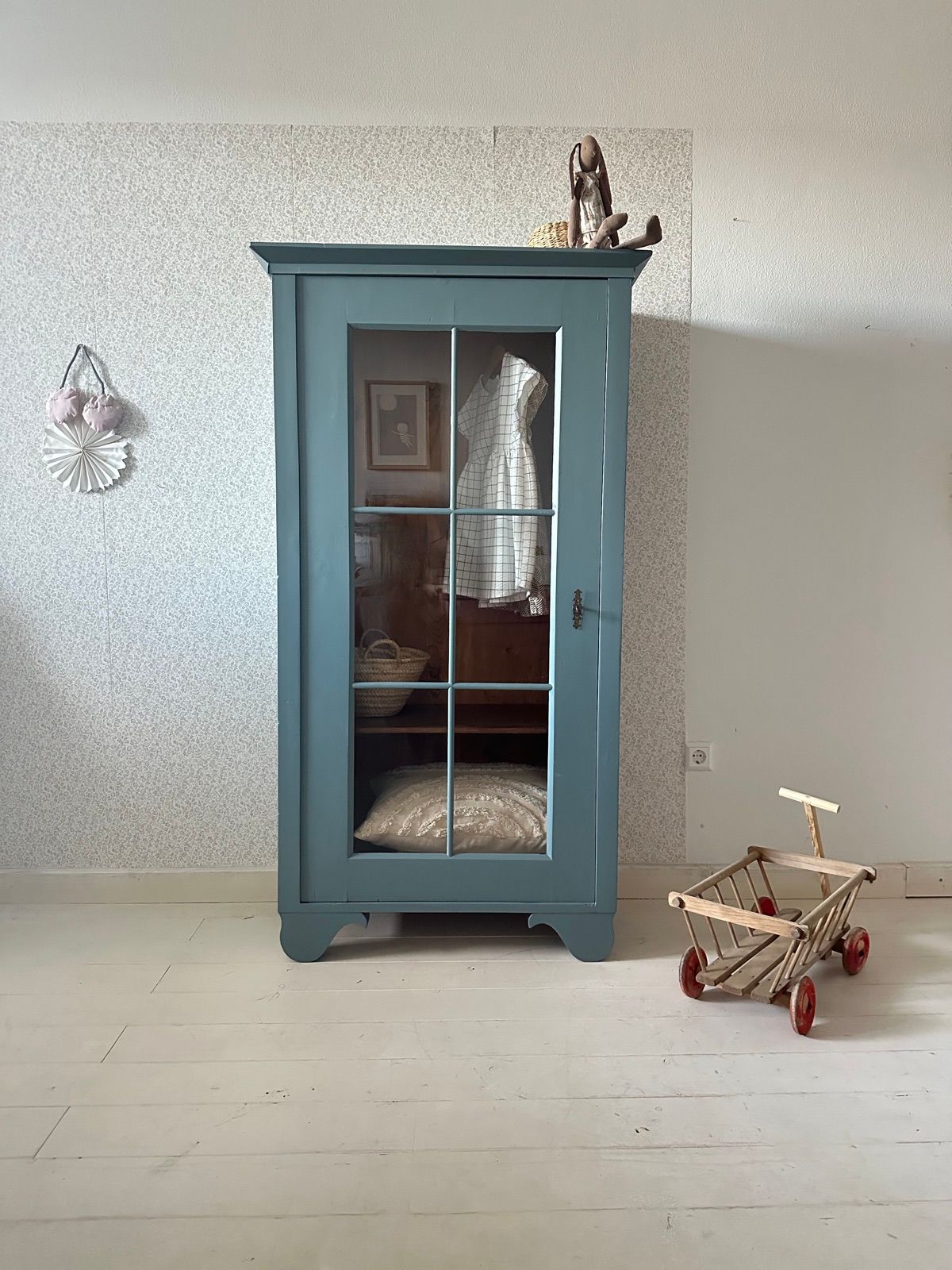 Antiker Kasten mit Glas