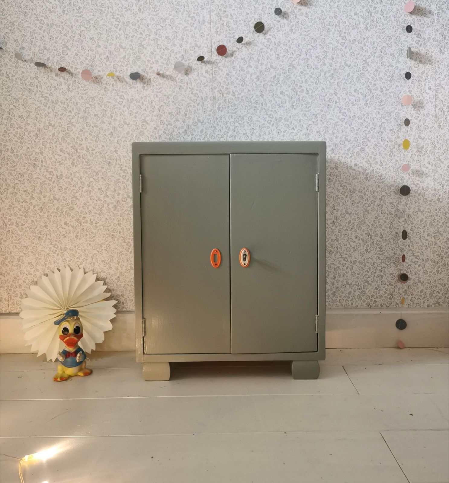 Puppenkasten mit Gewandstange