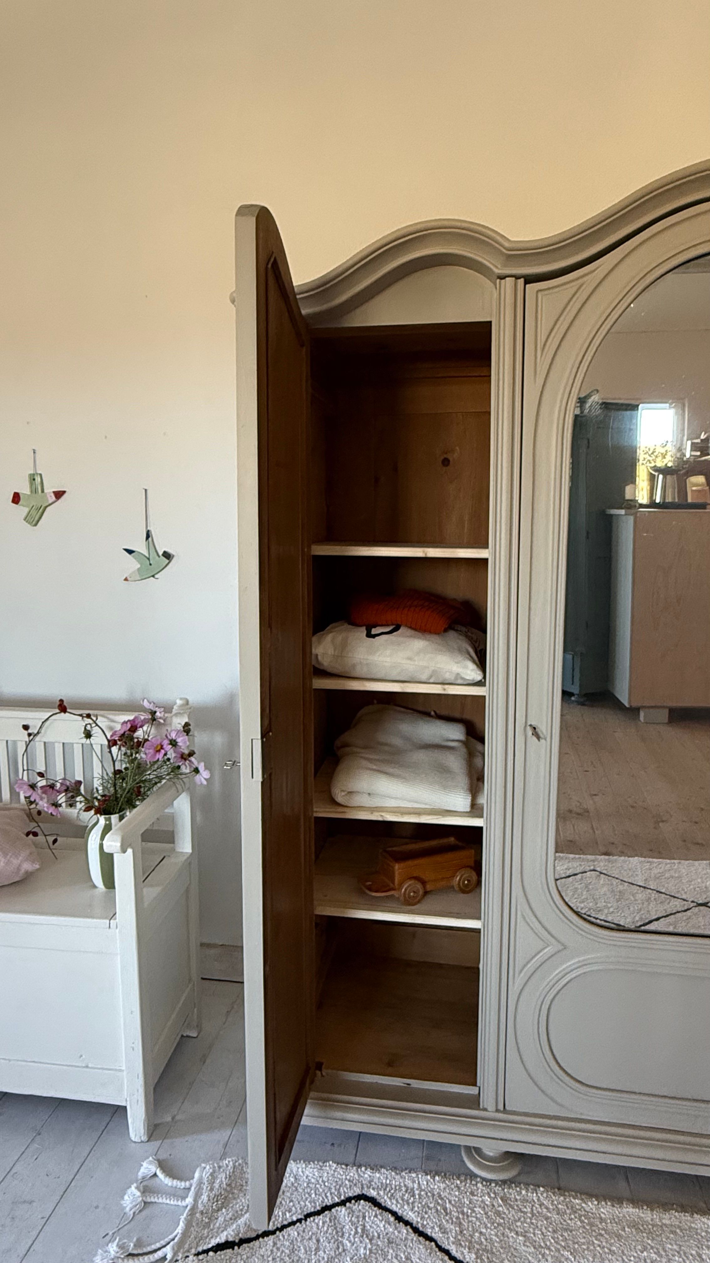 antiker Schrank beige mit Spiele Ansicht 3