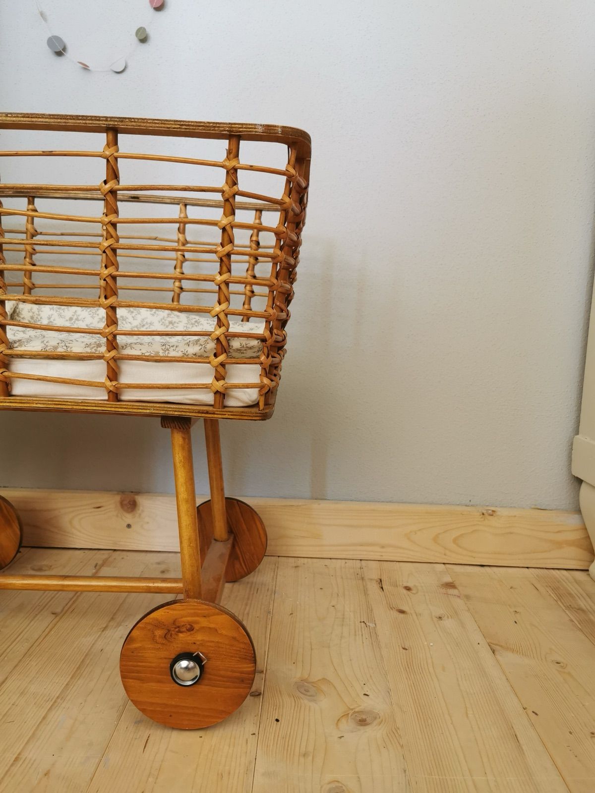 Rattan Puppenwagen mit Gewandstange, Ansicht 3